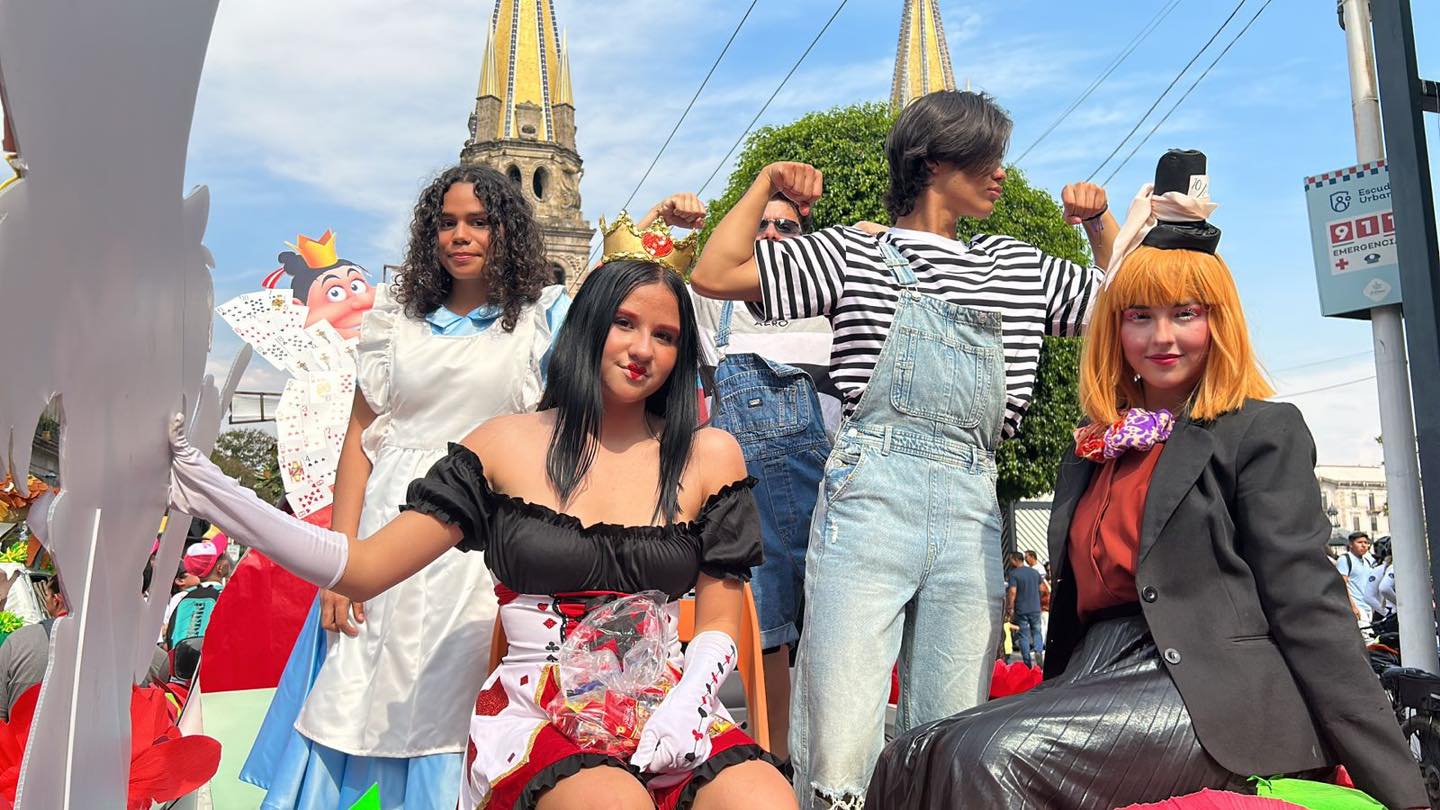 Participantes en desfile