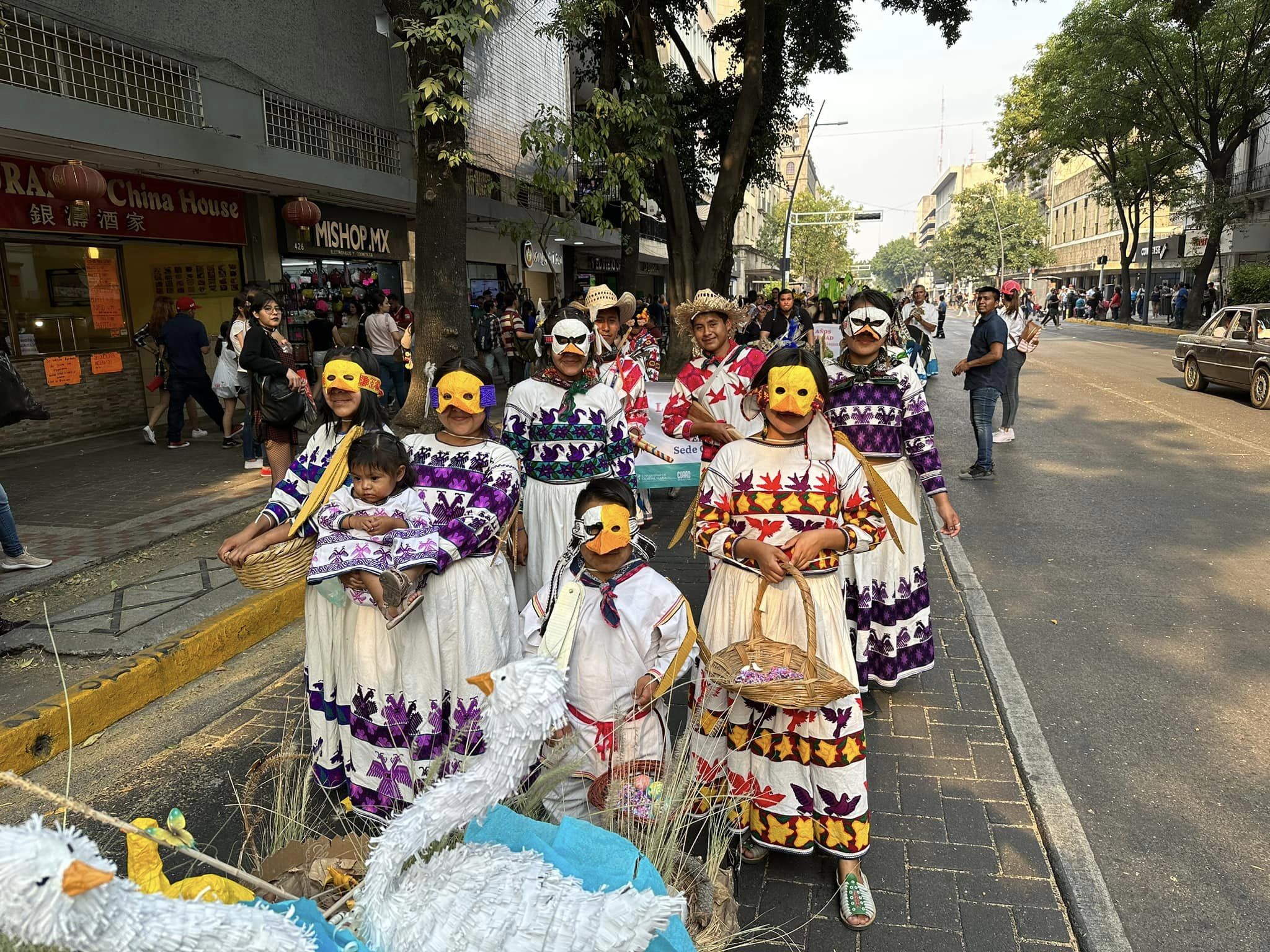 Participantes en desfile
