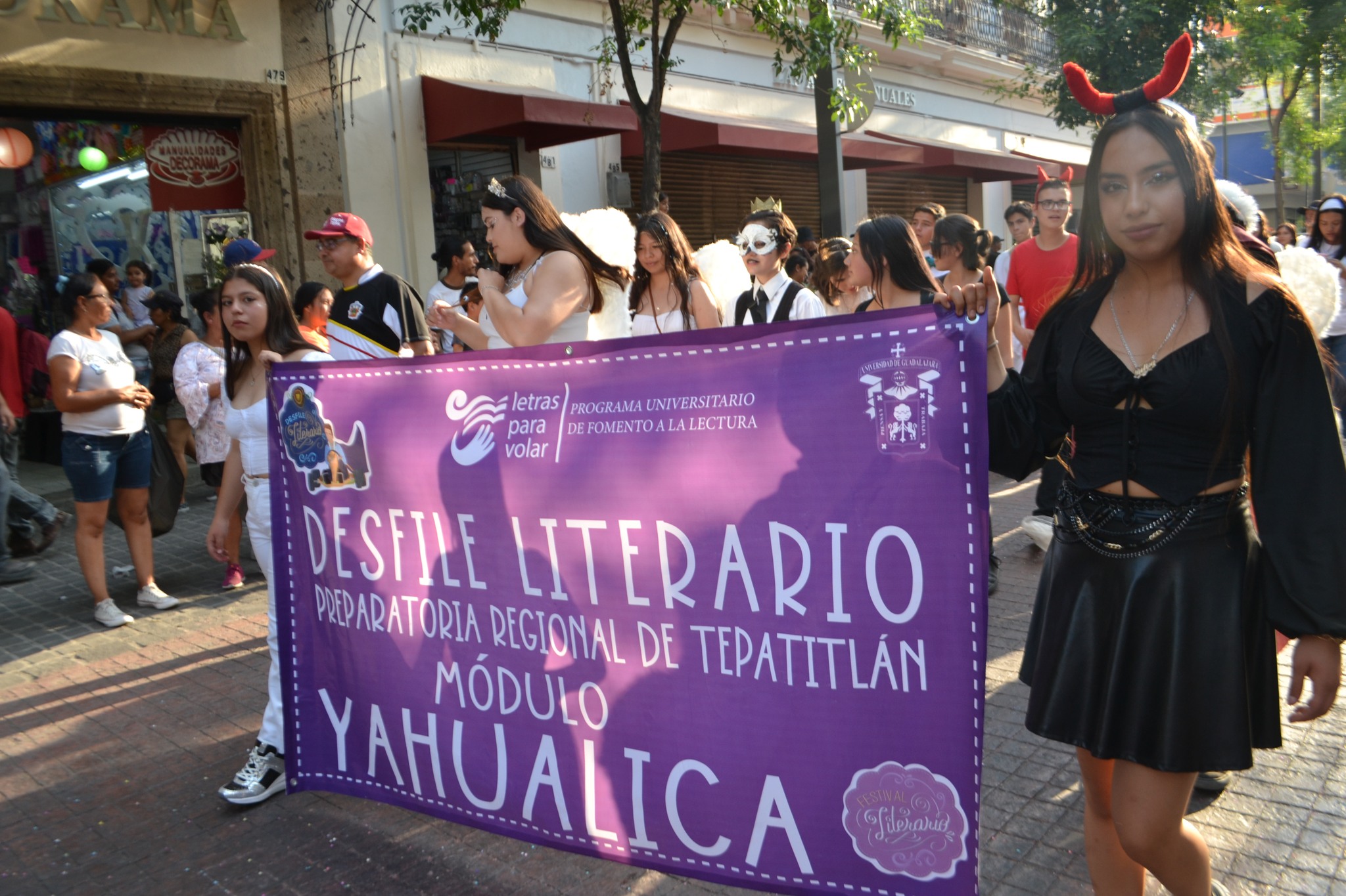 Participantes en desfile