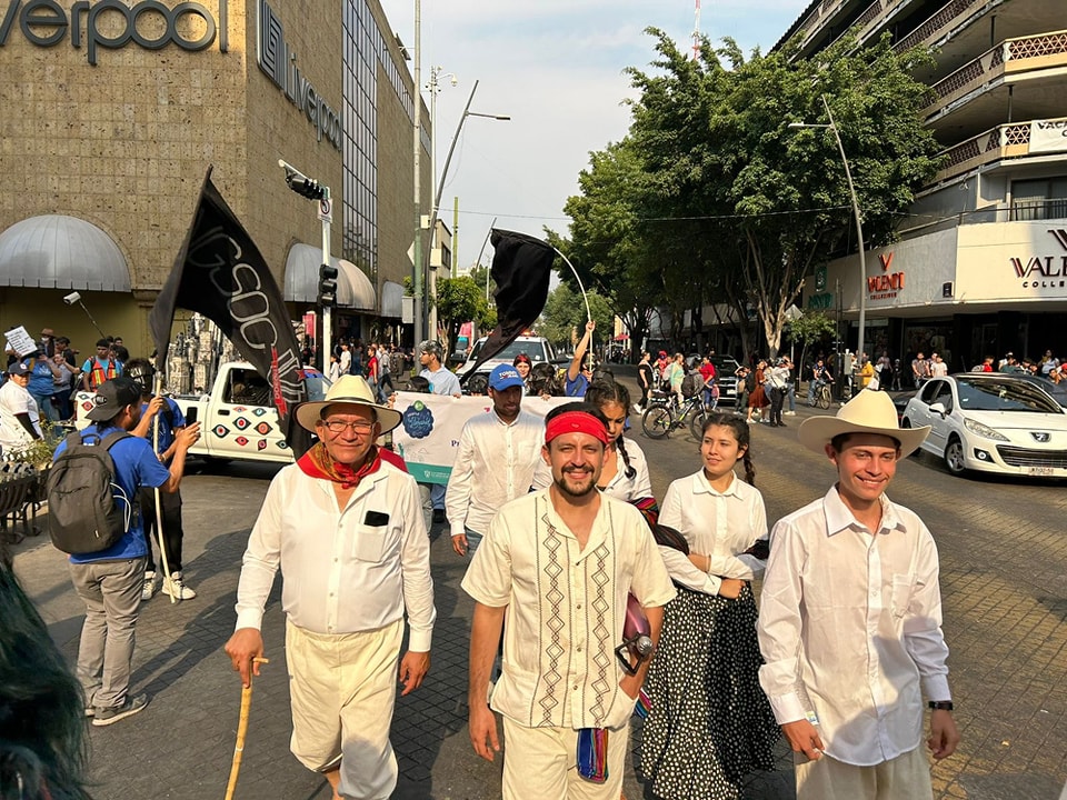 Participantes en desfile