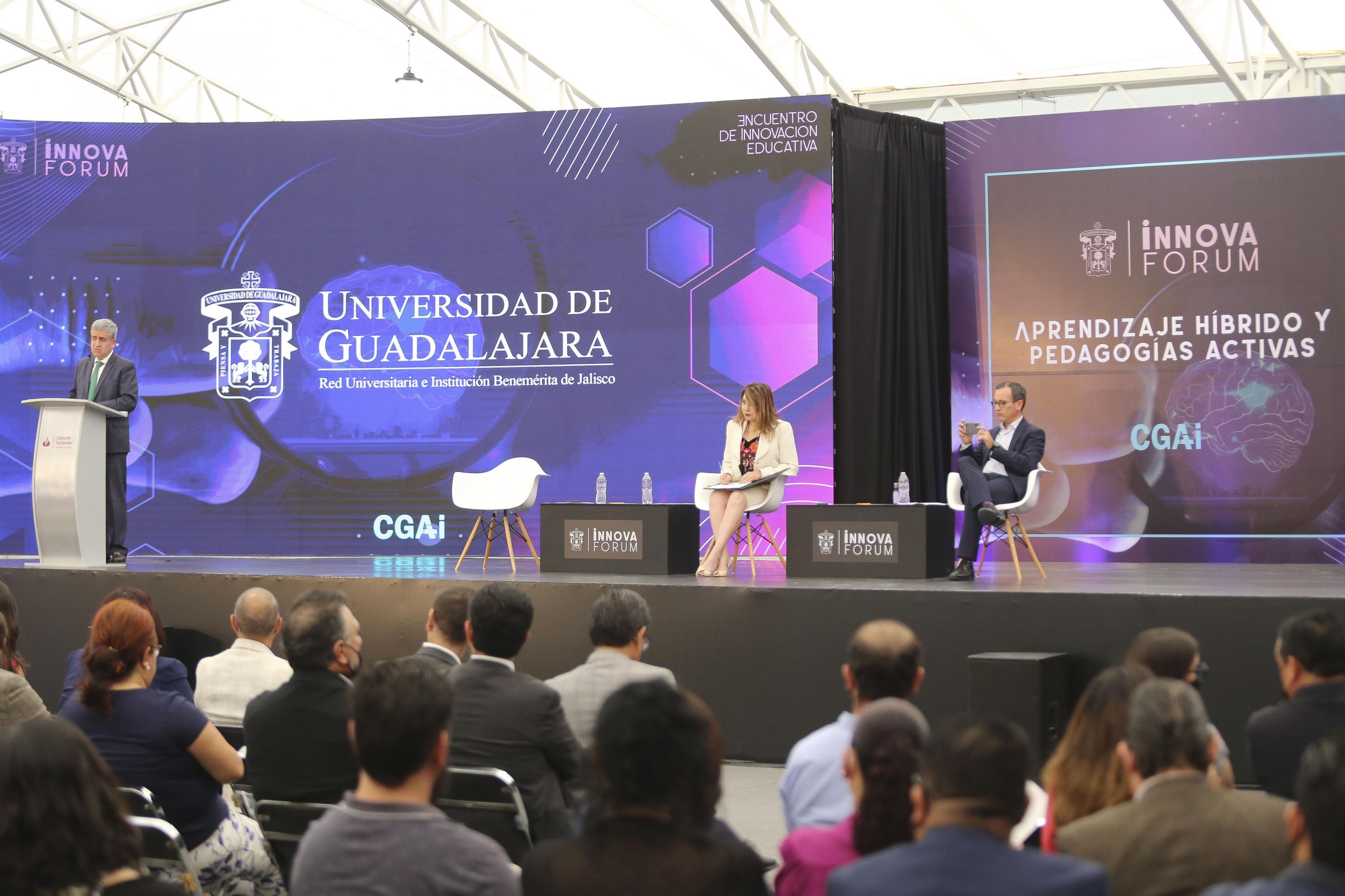 Autoridades del evento frente a asistentes