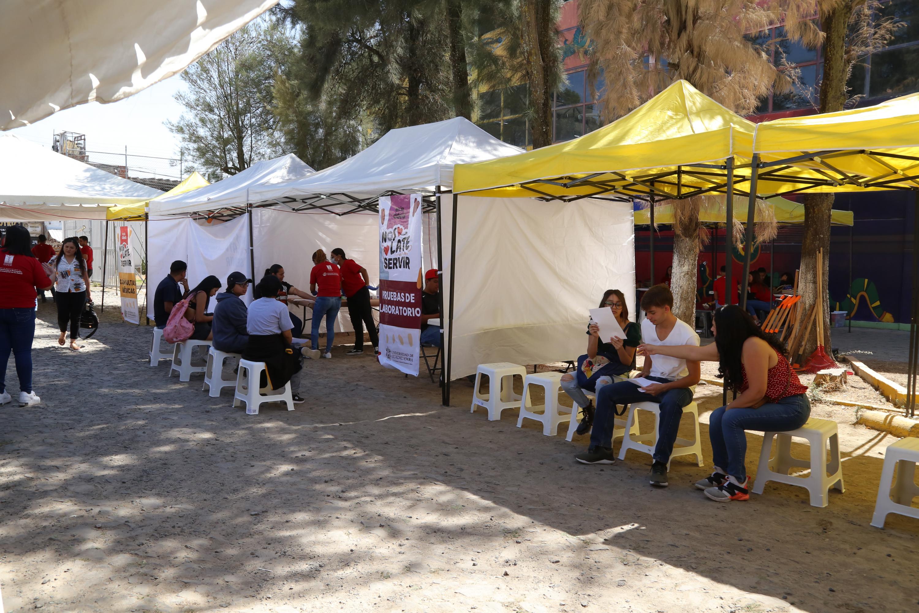 Participantes de Brigadas Multidisciplinarias Nos Late Servir atiende paciente