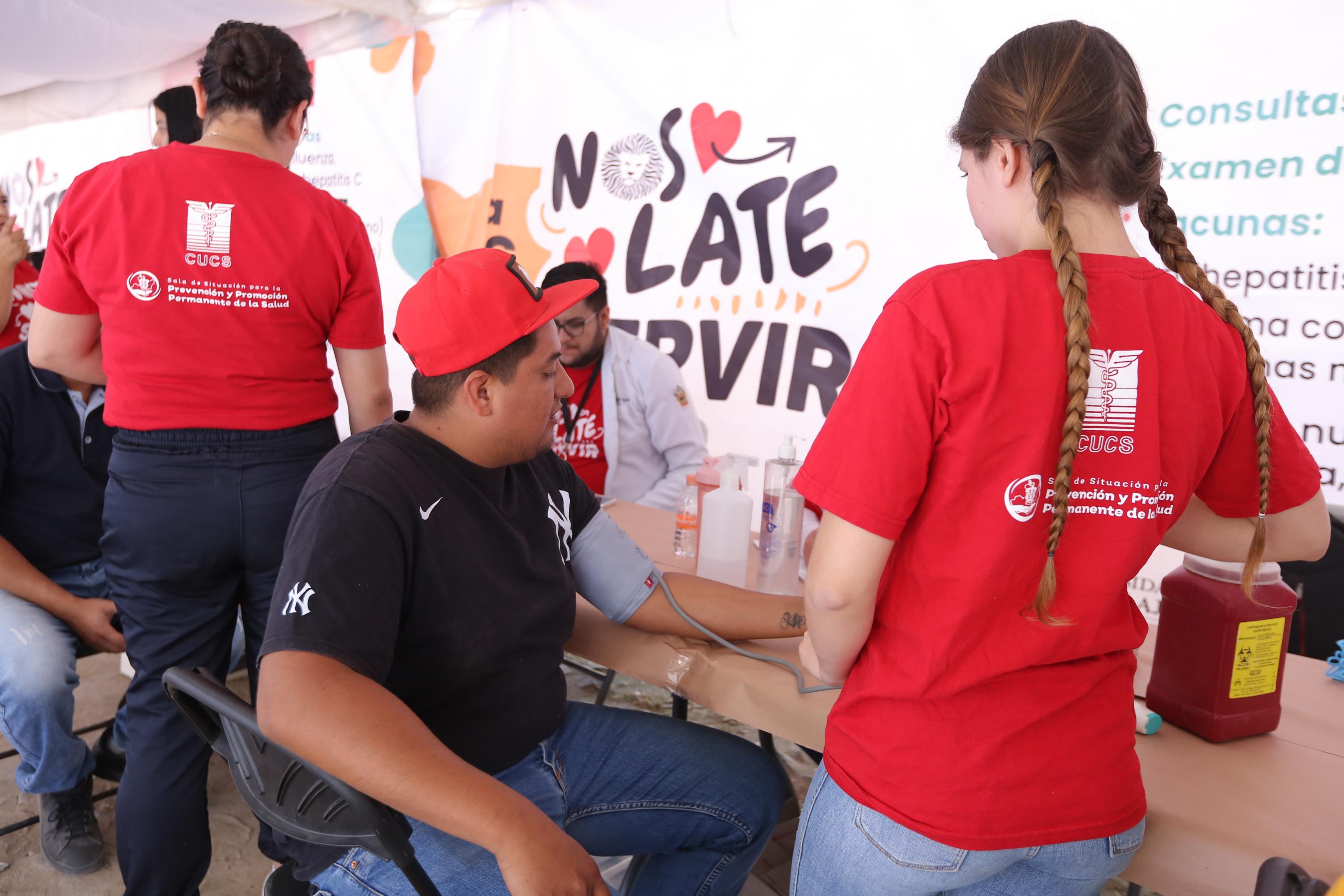 Participantes de Brigadas Multidisciplinarias Nos Late Servir atiende paciente