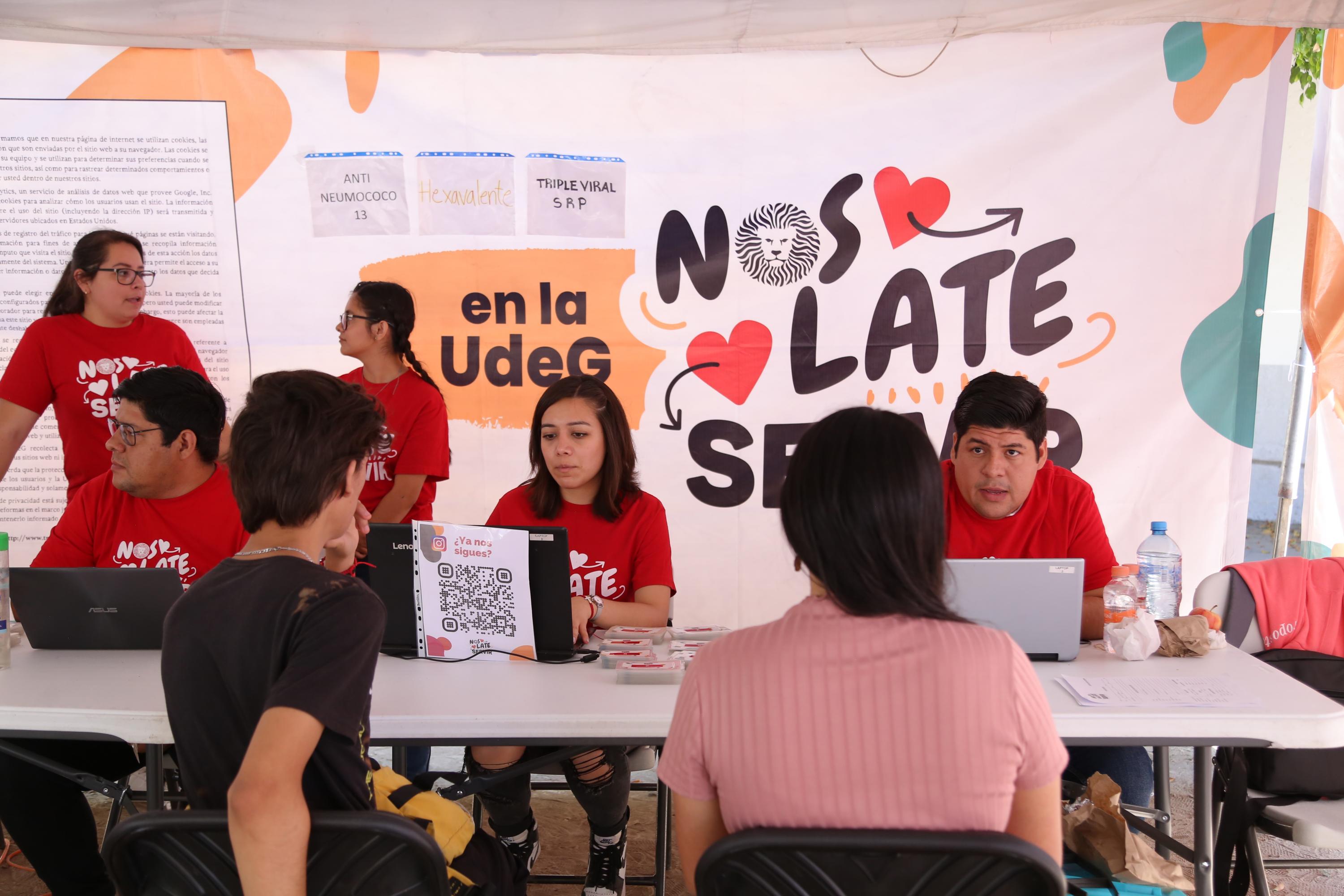 Participantes de Brigadas Multidisciplinarias Nos Late Servir atiende paciente