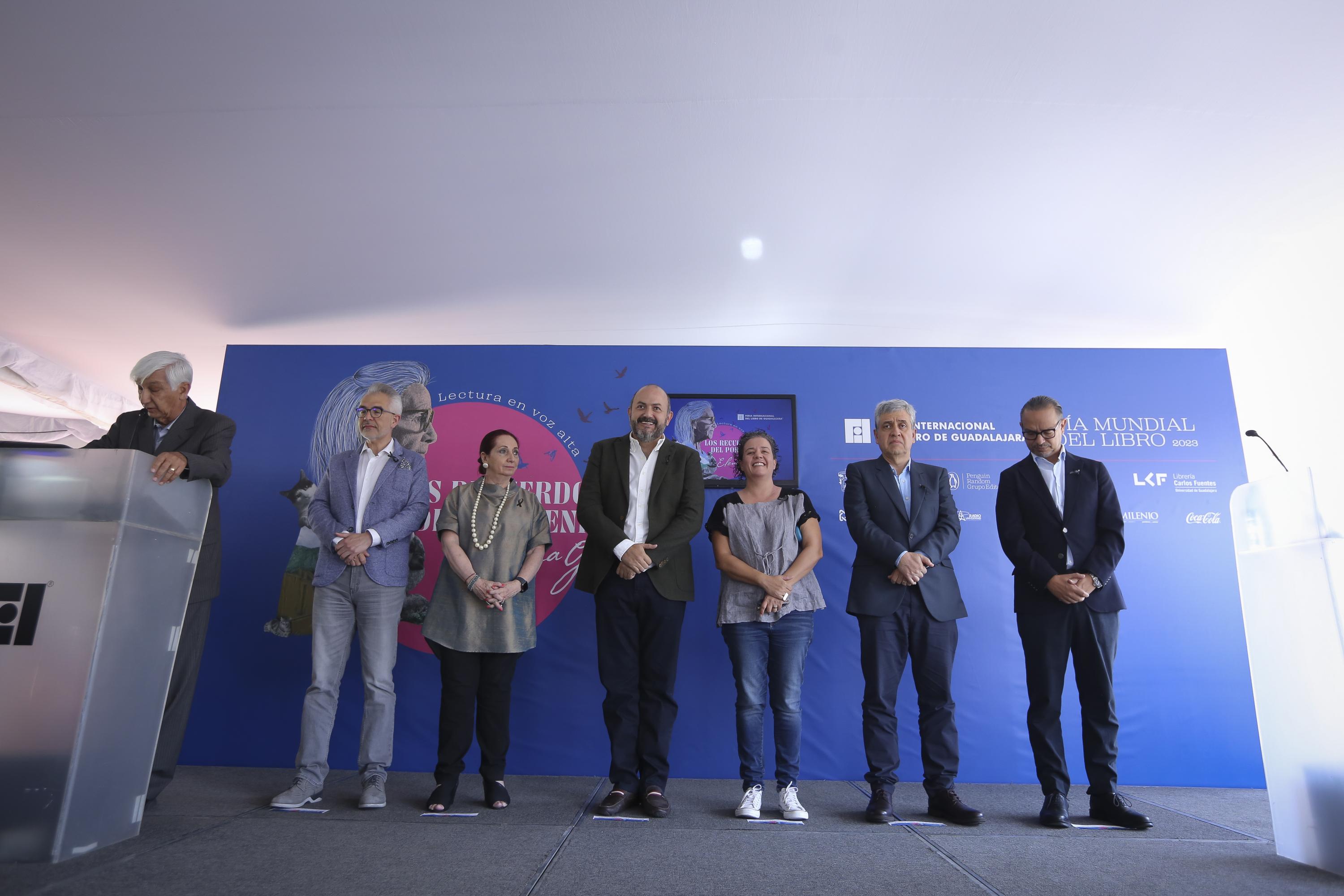 Autoridades del evento en presidium frente a integrantes del c g u en auditorio