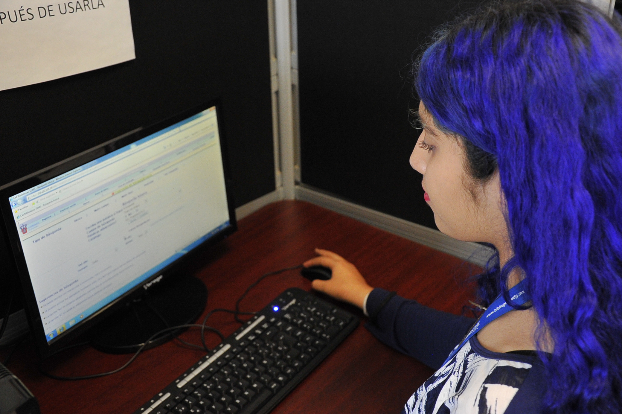 Joven frente a computadora