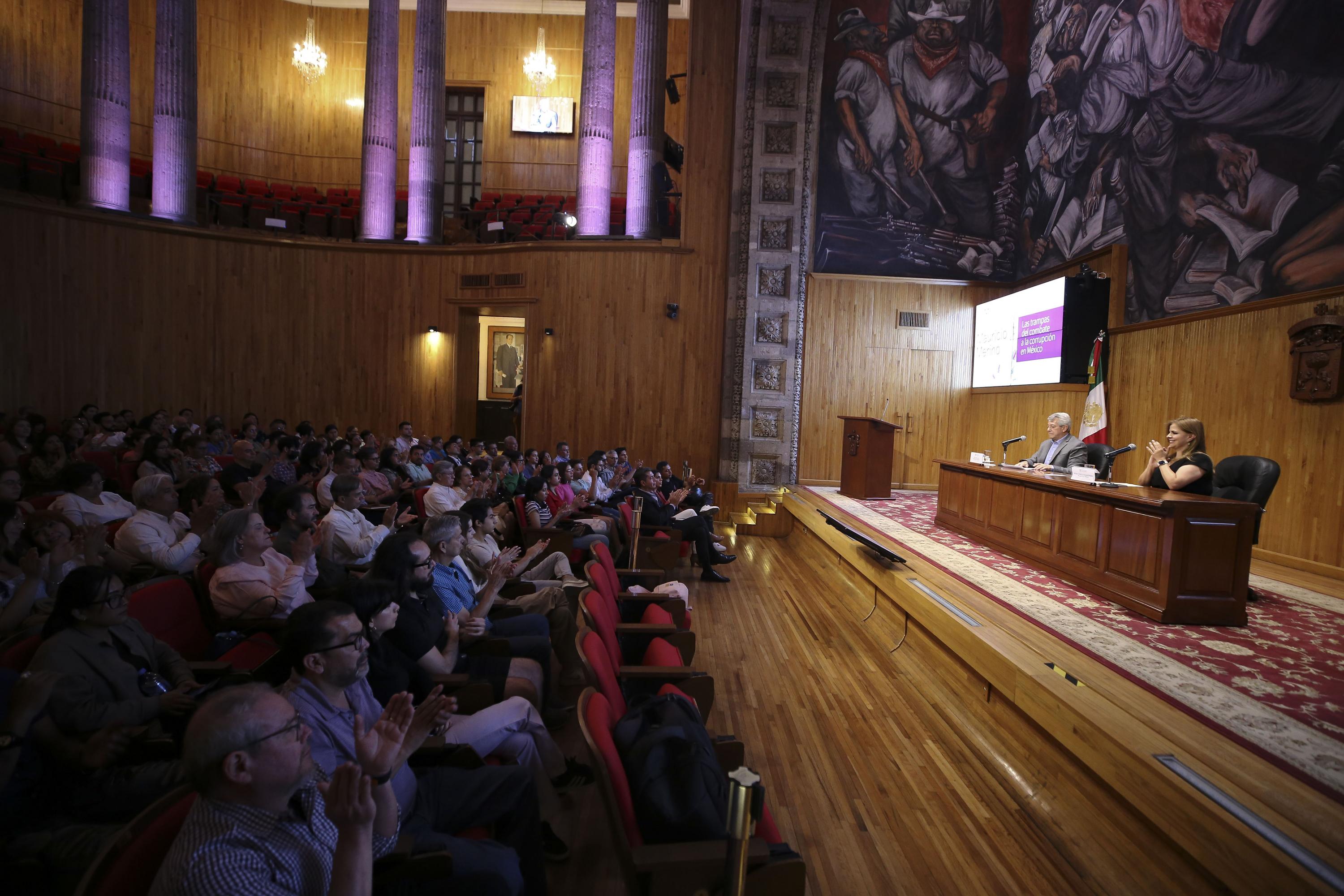 Autoridades del evento frente a asistentes en Paraninfo Enrique Díaz de León