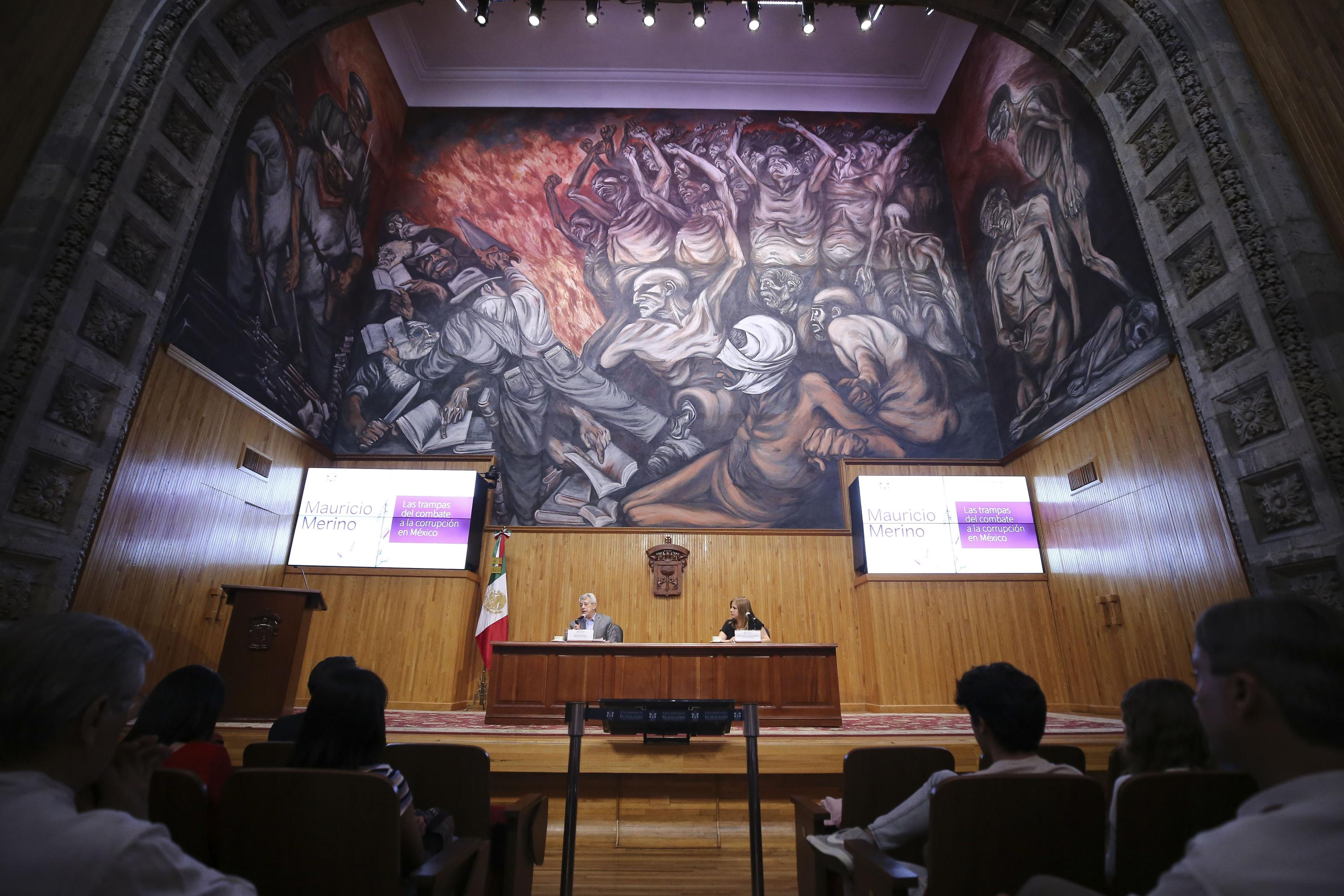 Autoridades del evento frente a asistentes en Paraninfo Enrique Díaz de León