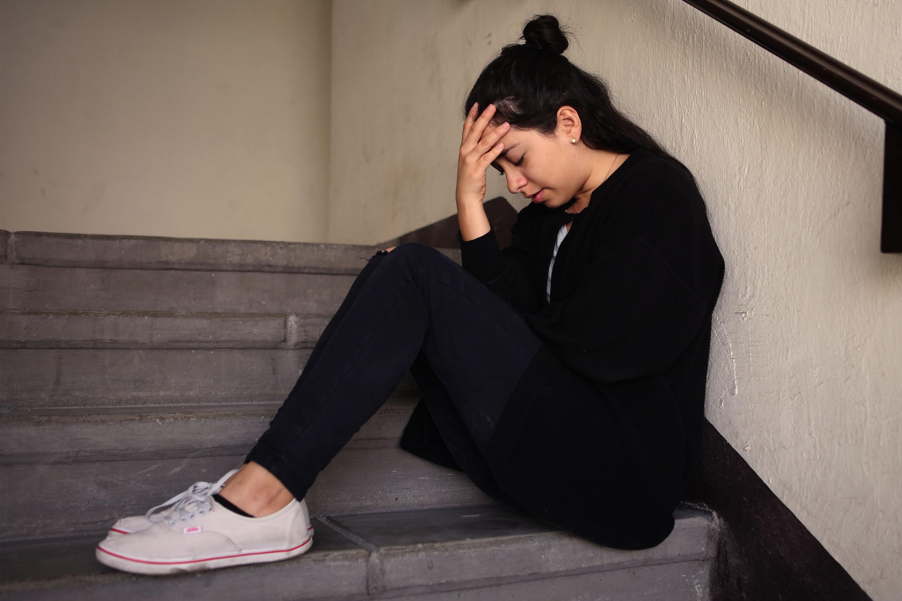 Mujer sentada en escalera