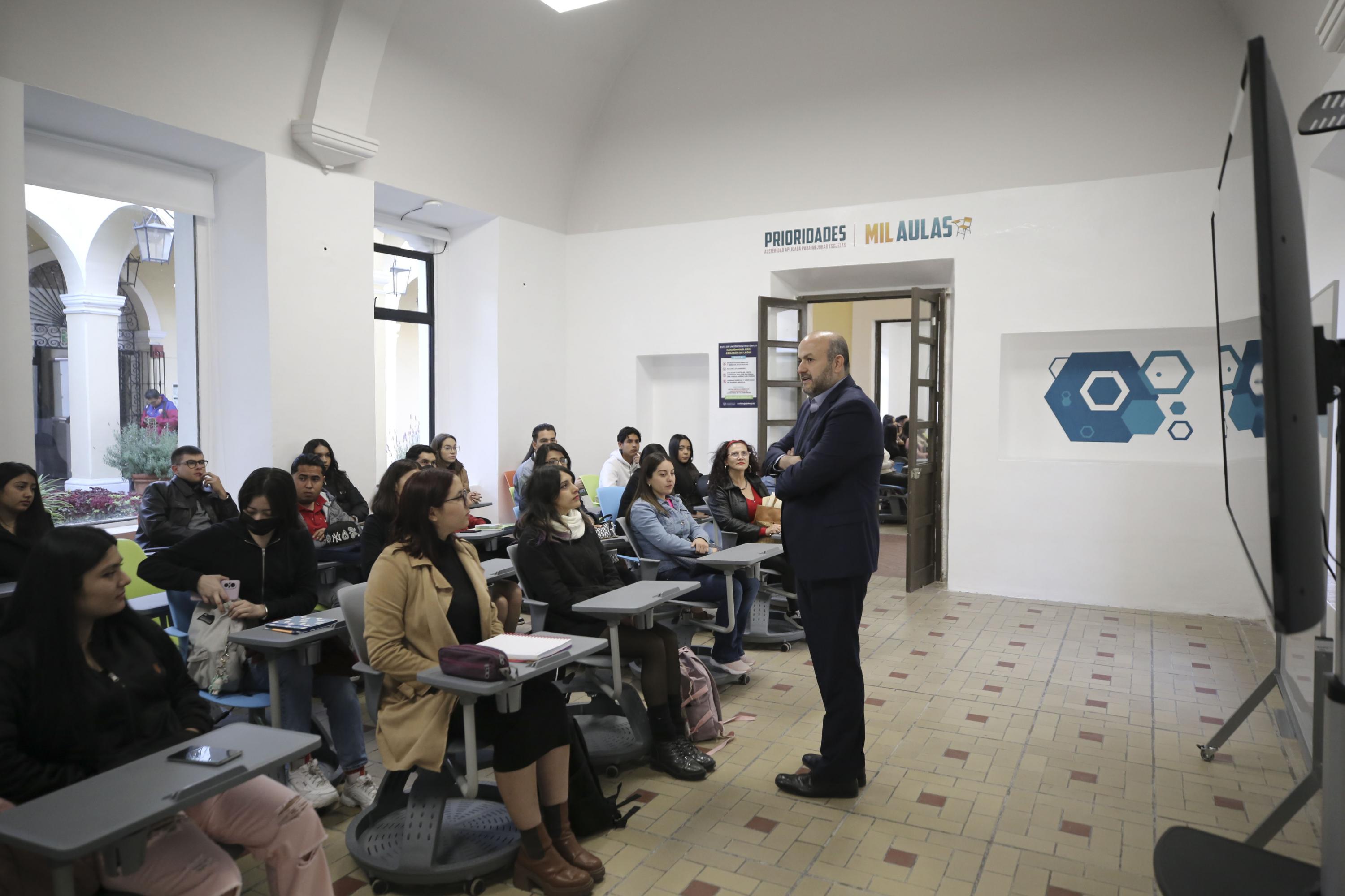 doctor Ricardo Villanueva Lomelí frente a alumnos