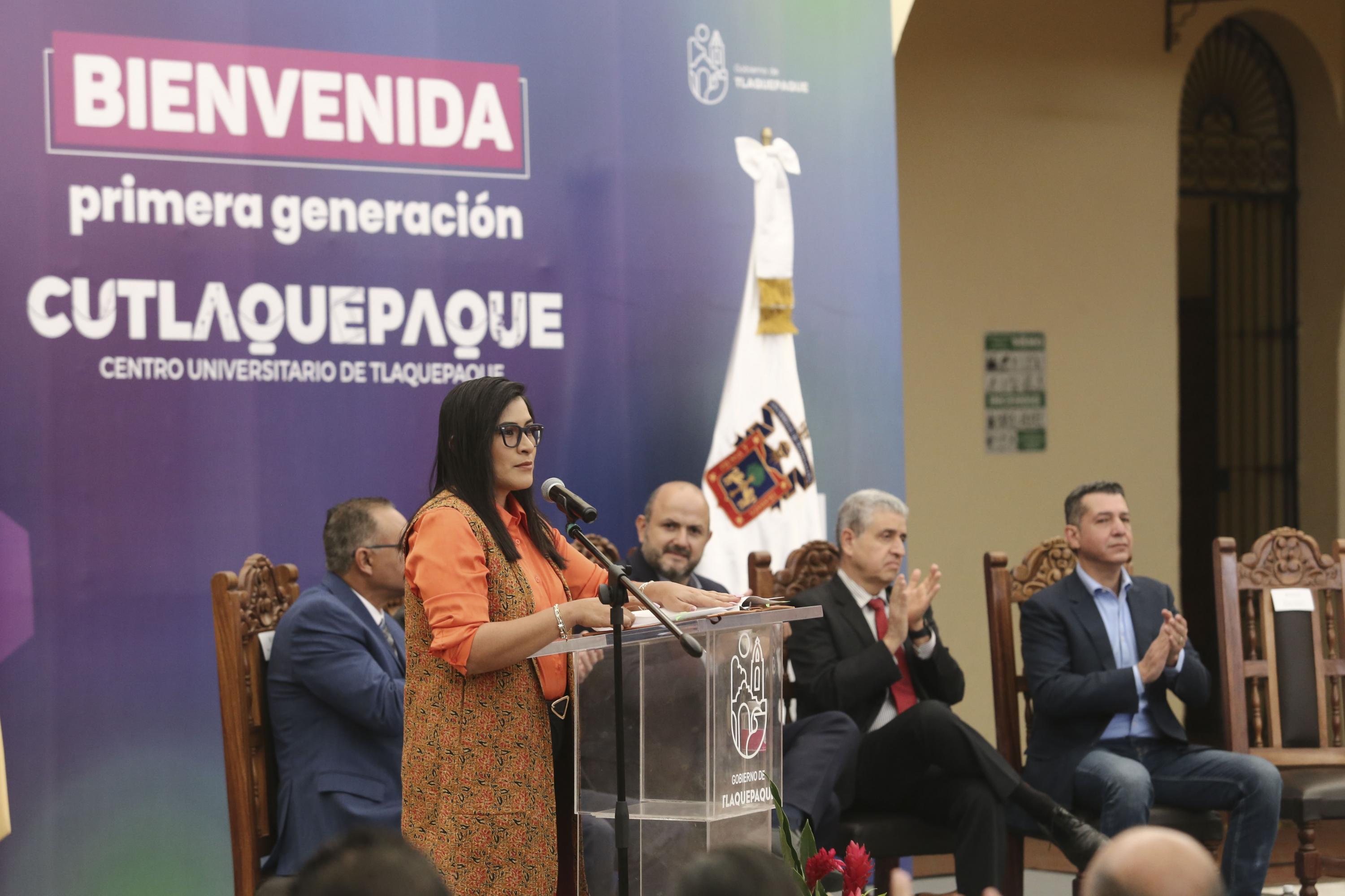 Autoridades del evento en presidium