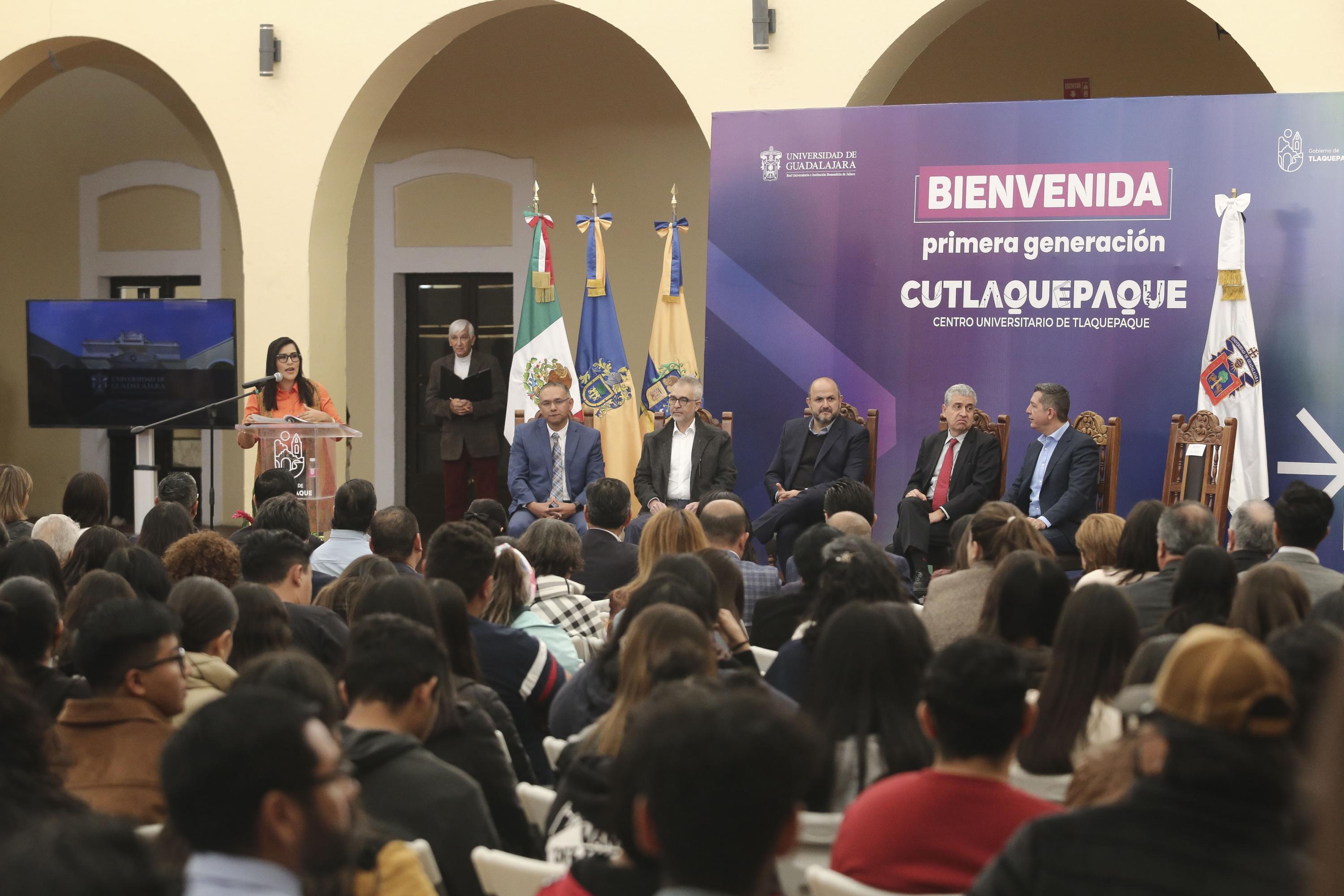 Autoridades del evento en presidium frente a asistentes