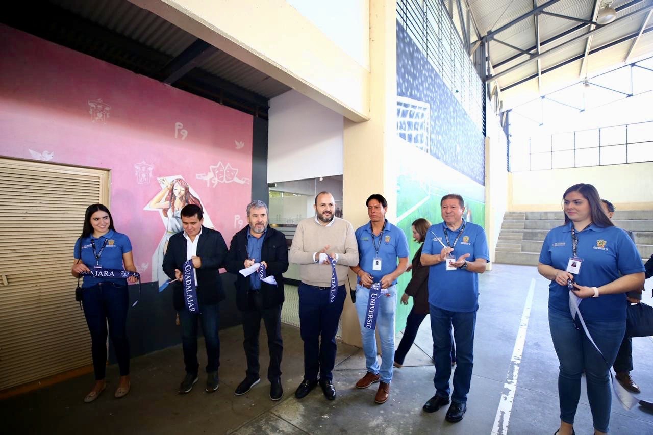 Corte del listón por autoridades del evento