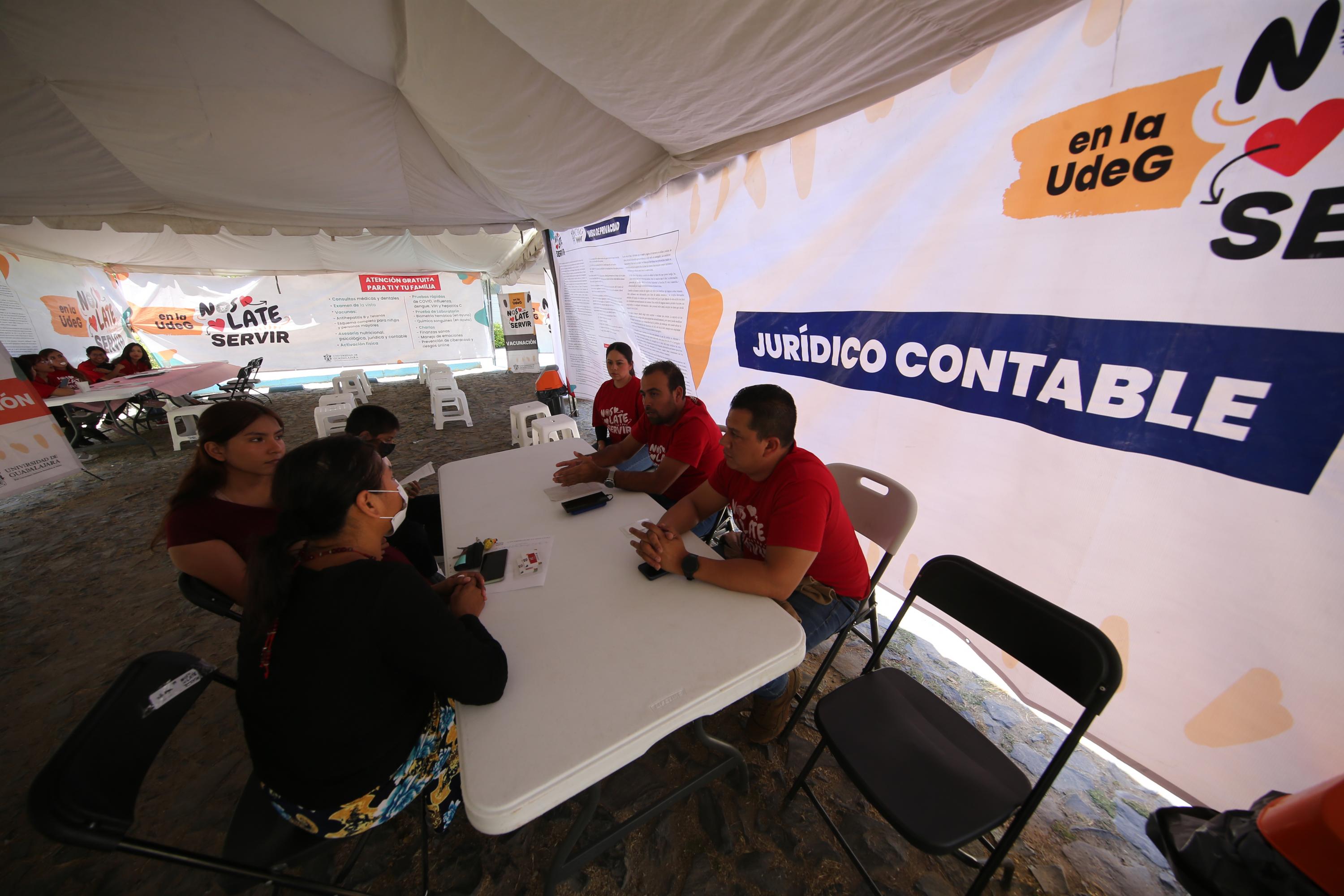 Participantes de Brigadas Multidisciplinarias Nos Late Servir atiende paciente