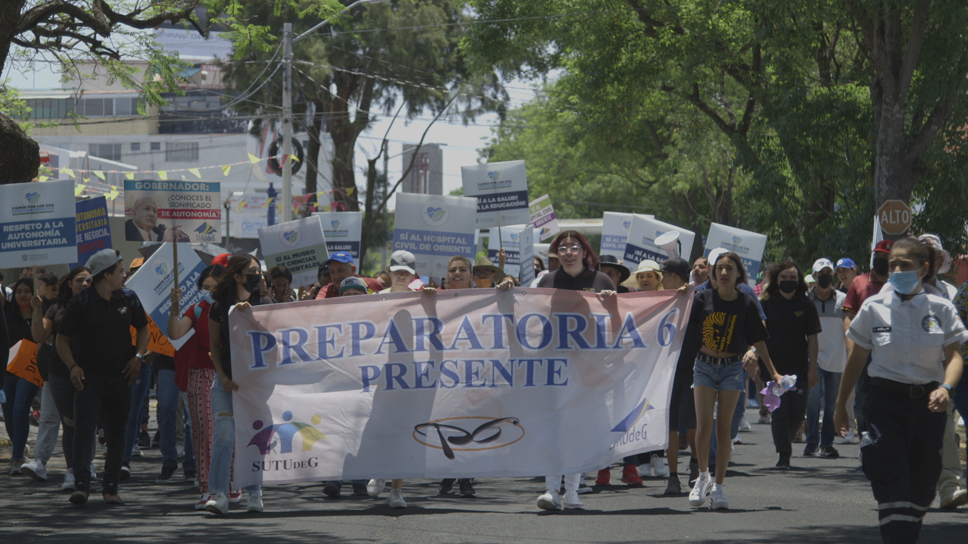 Participantes en contingente caminata por la autonomía Caminata por la Autonomía, la Educación y la Salud