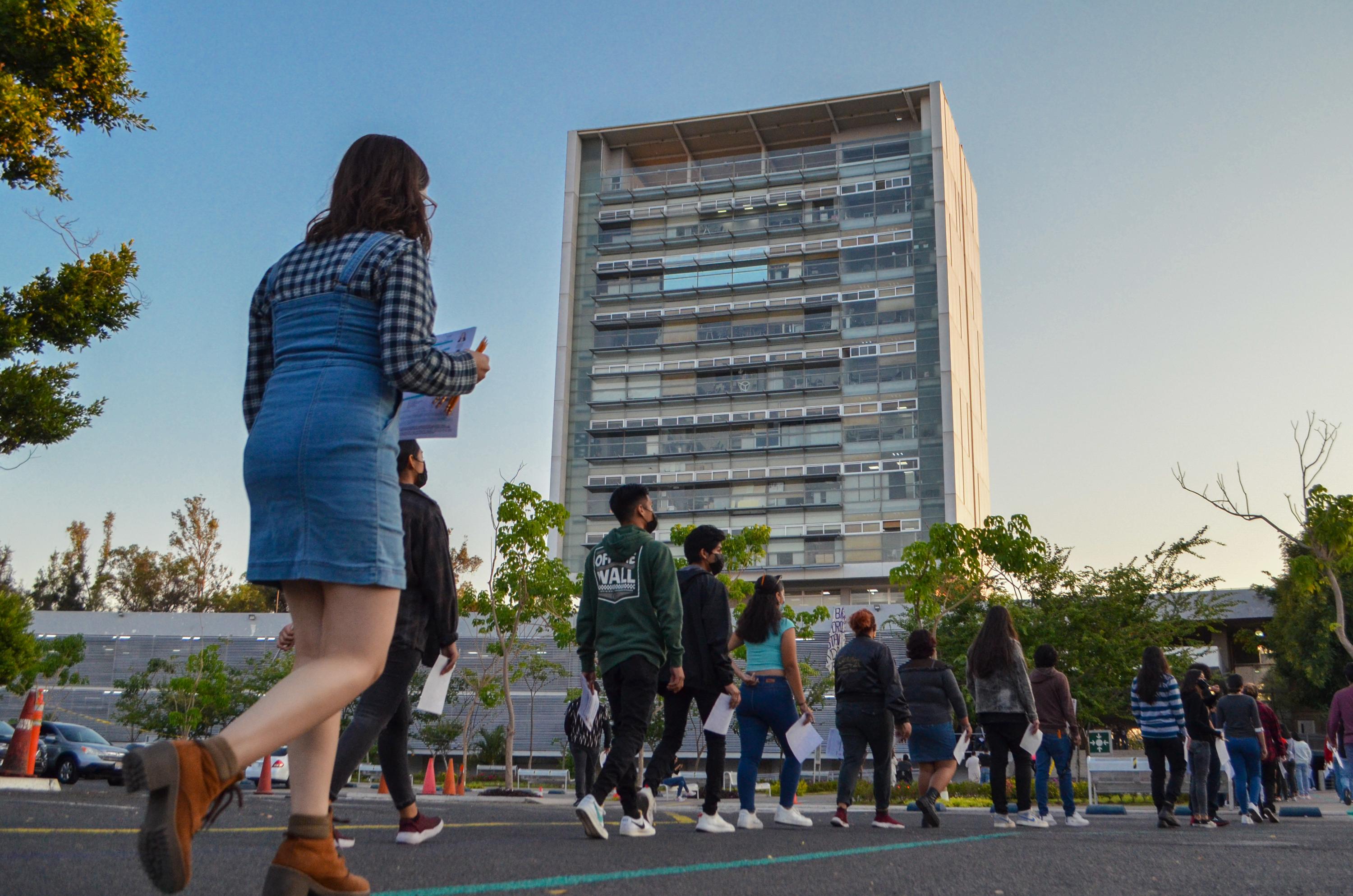 Aspirantes a licenciatura ingresan para realizar examen