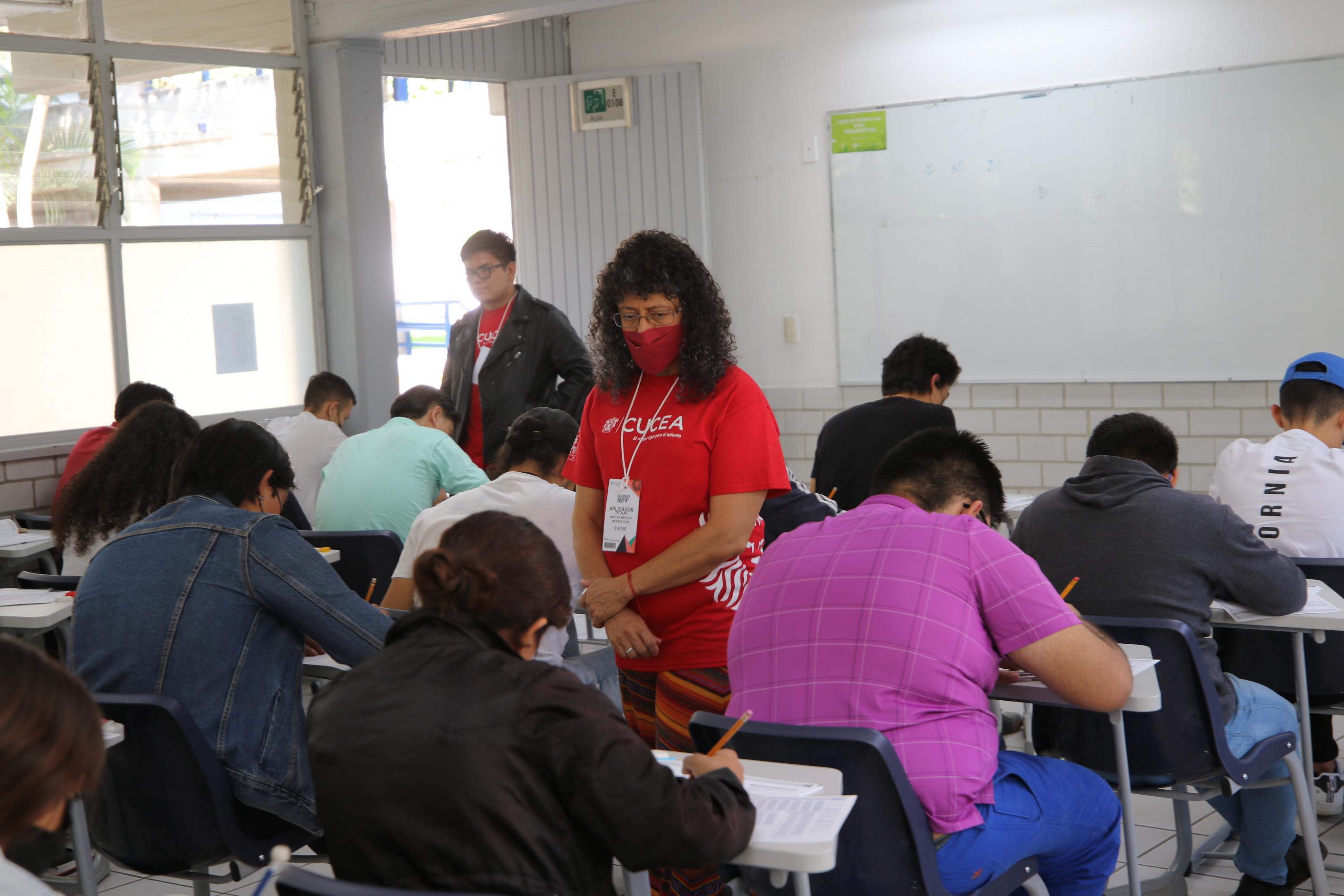 Aspirantes a licenciatura ingresan para realizar examen