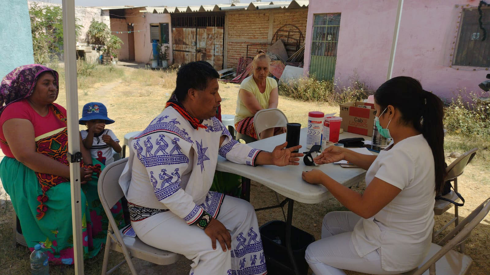 Participantes de Brigadas Multidisciplinarias Nos Late Servir atiende paciente