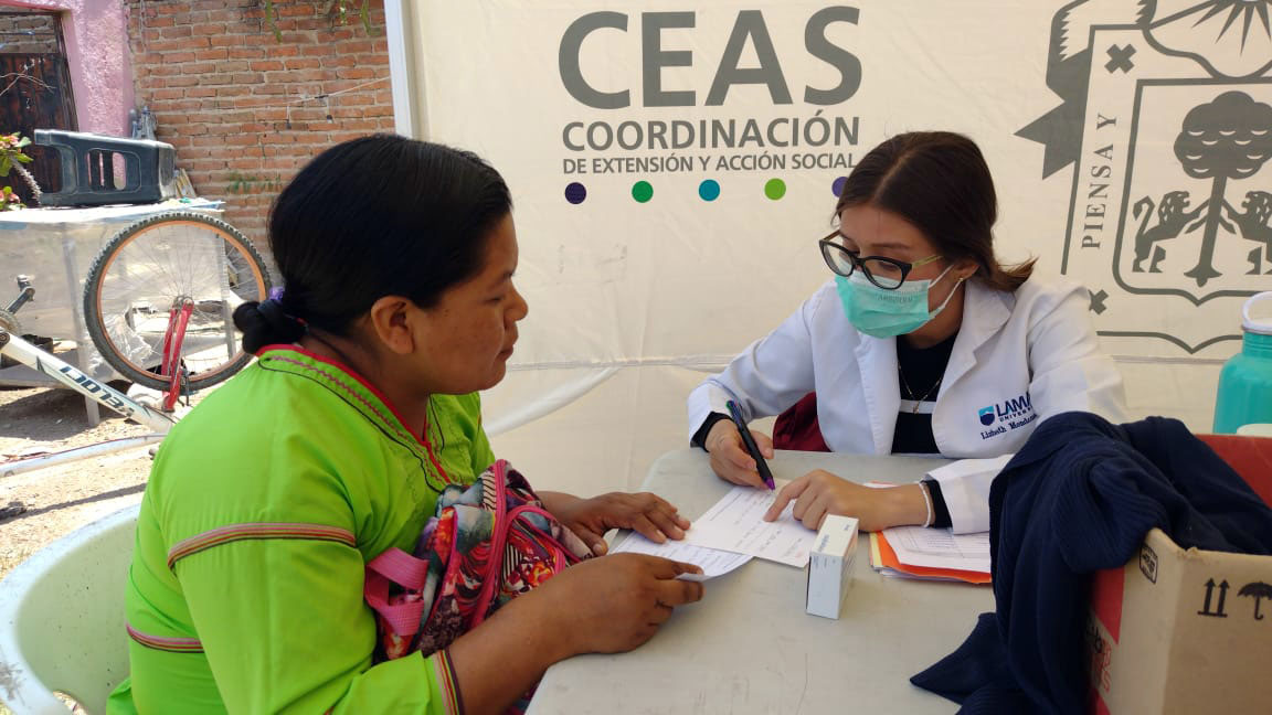 Participantes de Brigadas Multidisciplinarias Nos Late Servir atiende paciente