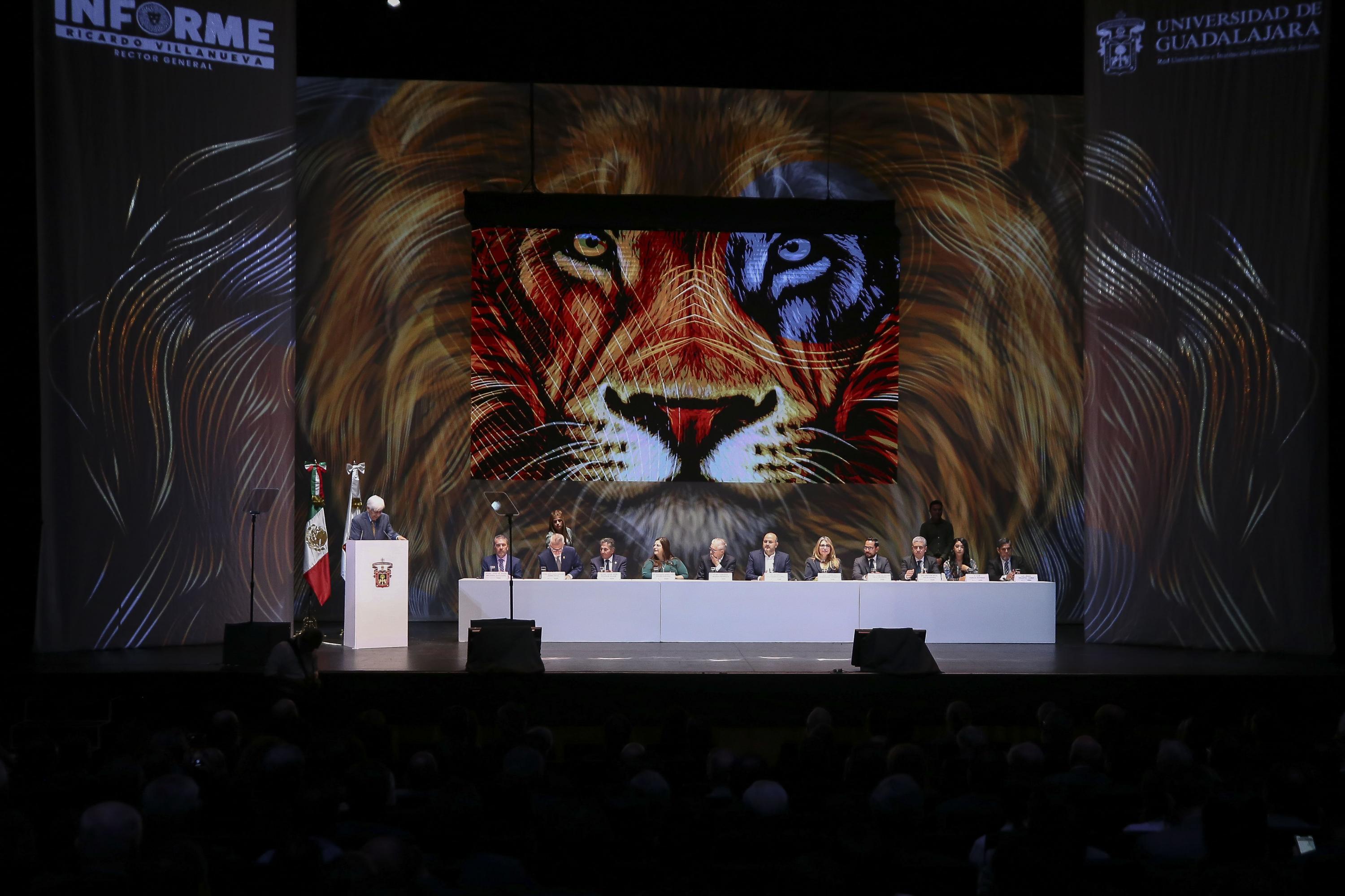 Autoridades del evento en presidium