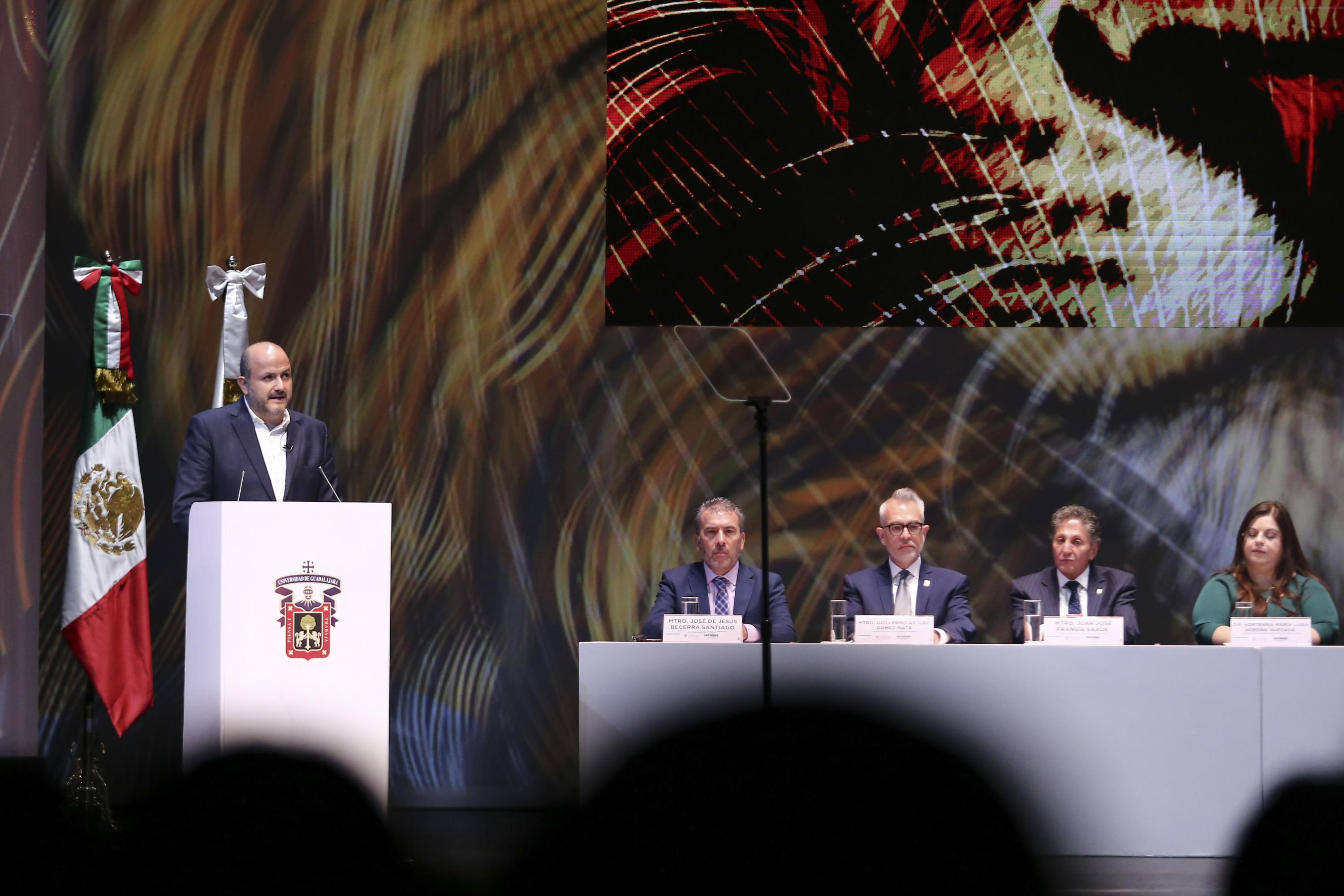 Autoridades del evento en presidium