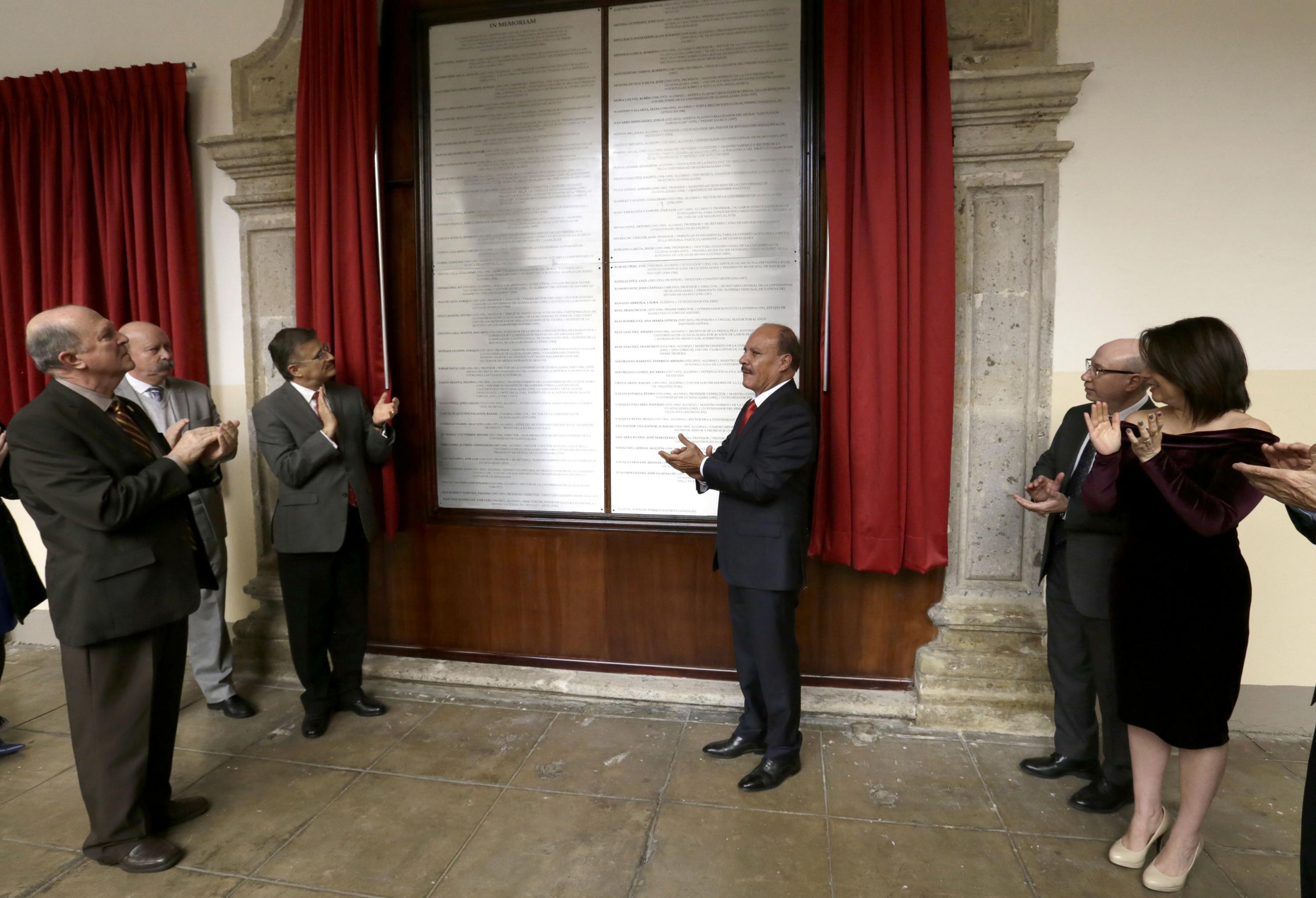 Autoridades del presidium develando muro