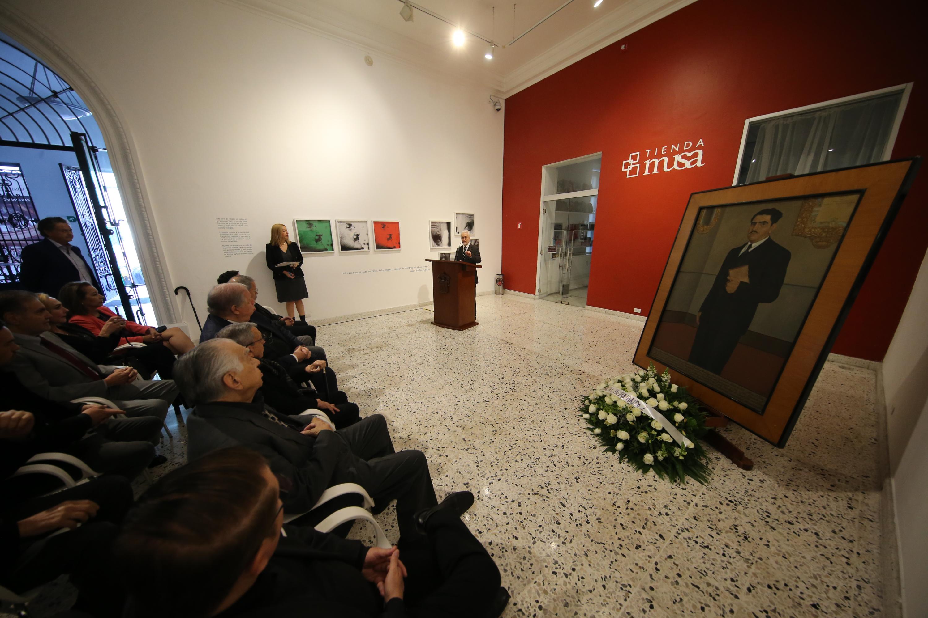 Autoridades del evento frente a asistentes