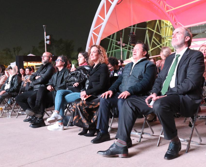 asistentes al evento sentados observando la proyección de El Acorazado Potemkin