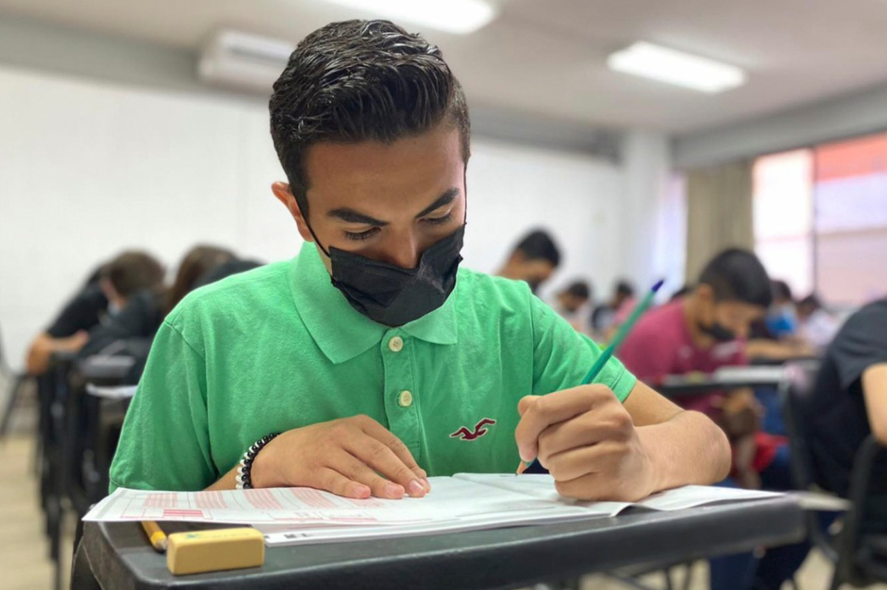 Aspirantes a bachillerato realizar examen