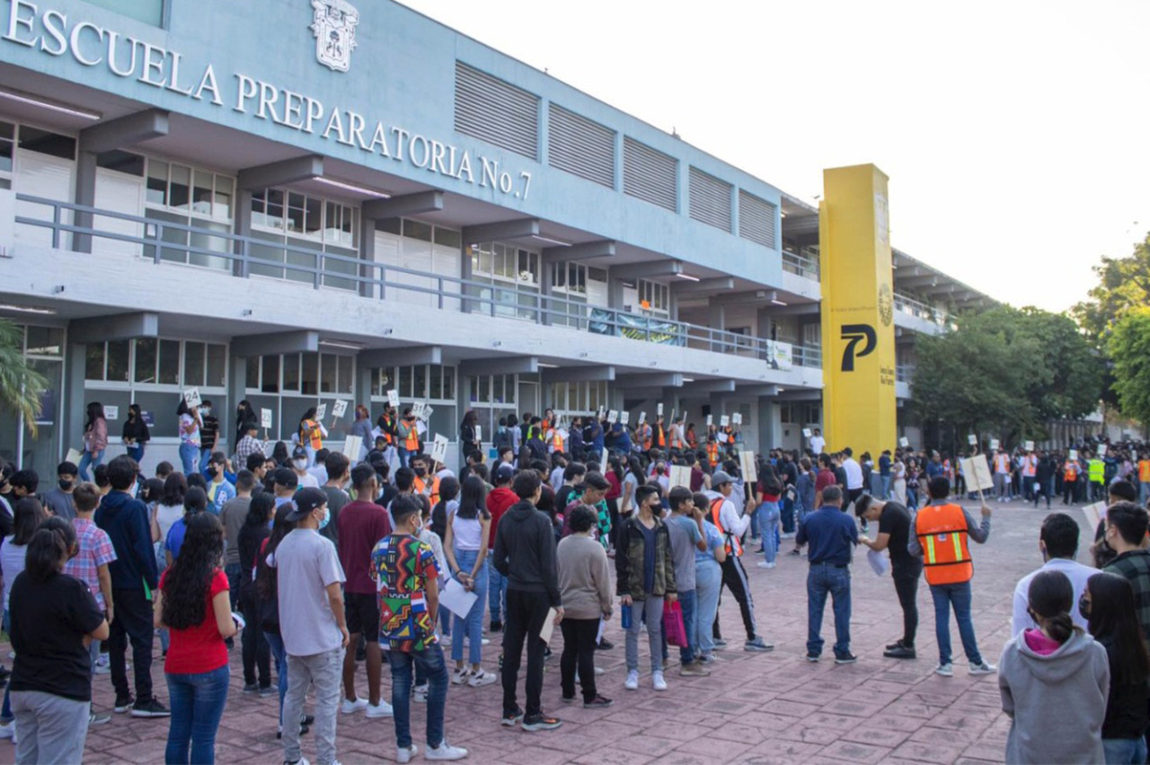 Aspirantes a bachillerato ingresan para realizar examen