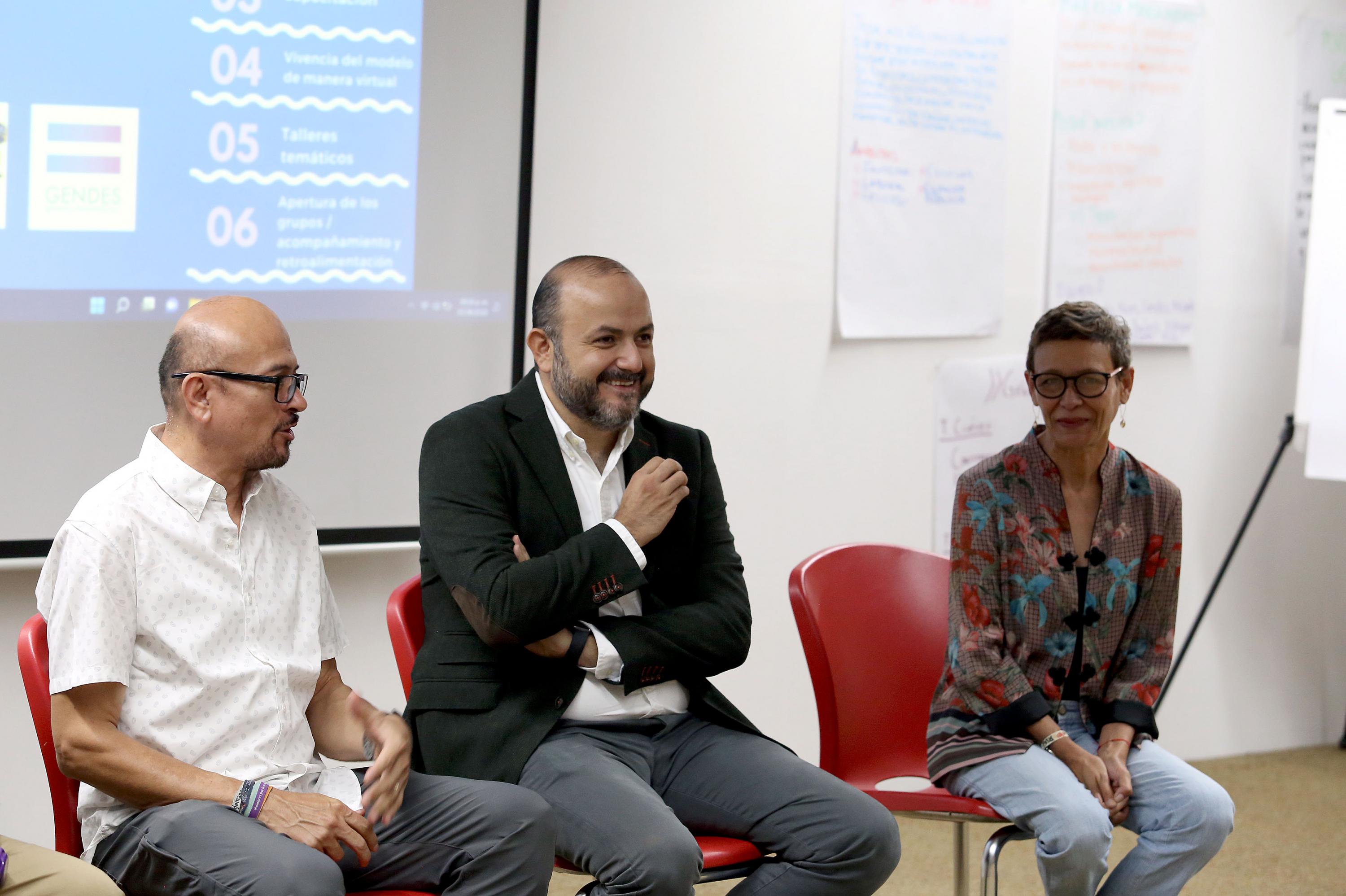 hombres que laboran en distintas instancias de la Red Universitaria
