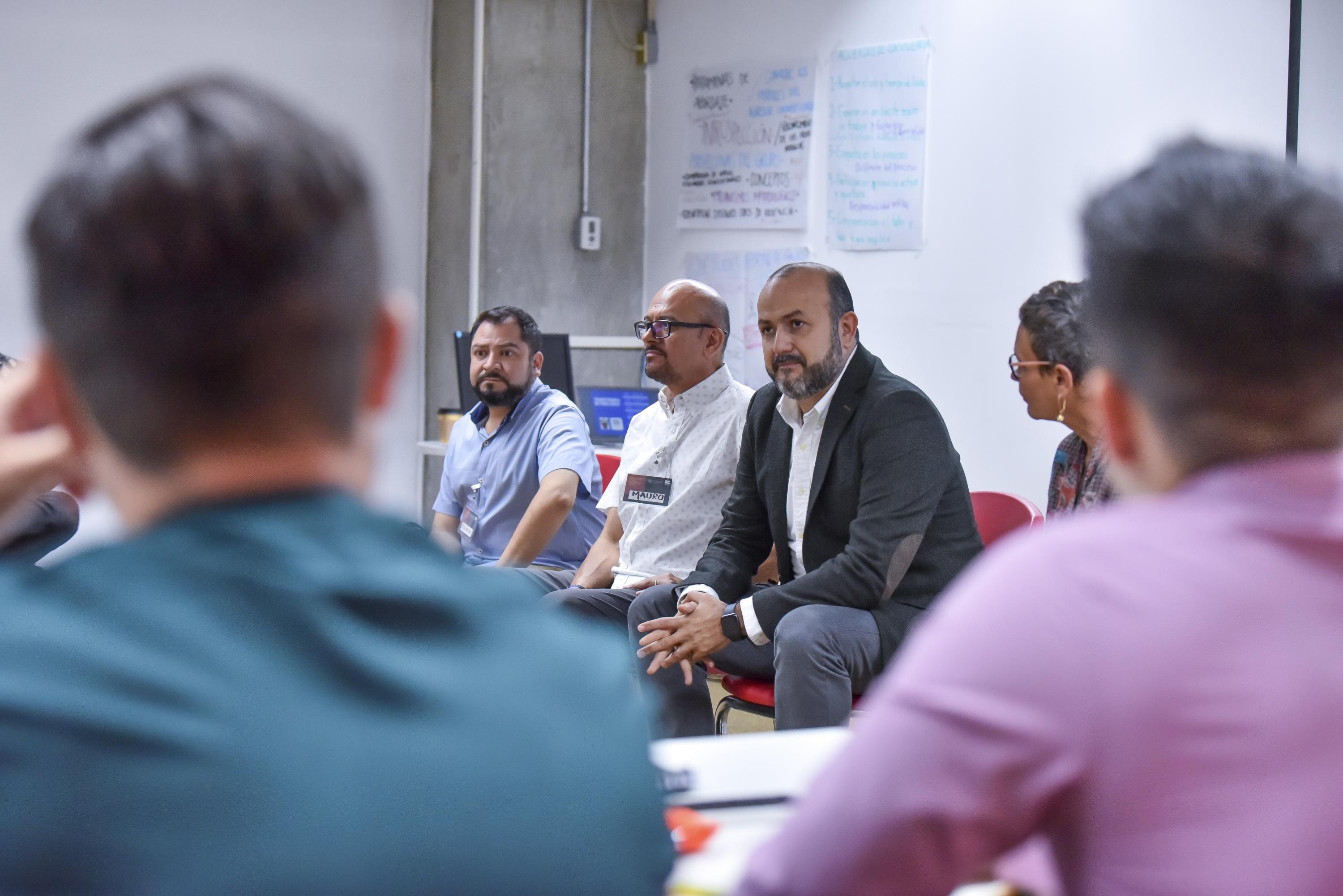 hombres que laboran en distintas instancias de la Red Universitaria