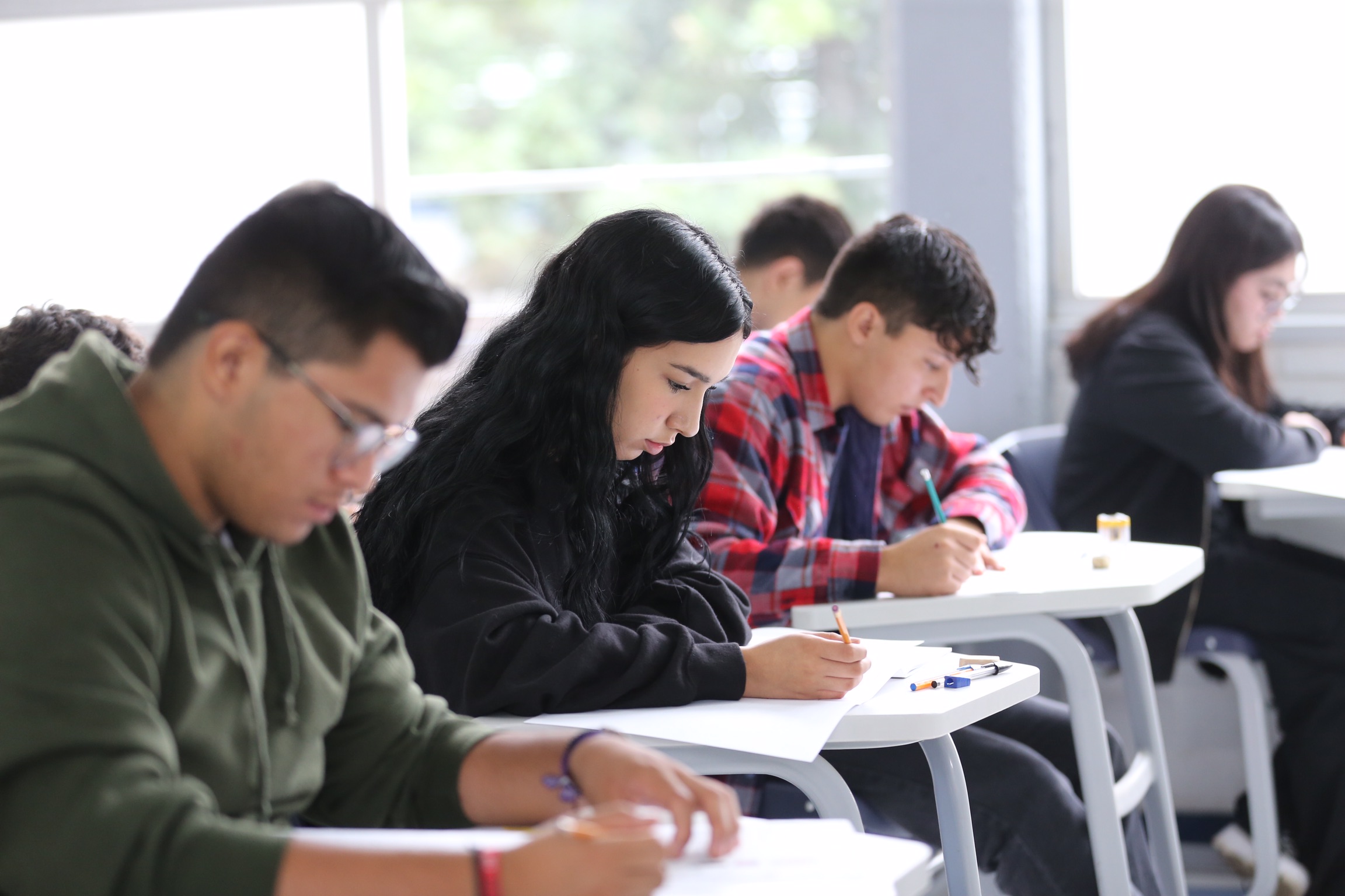 aspirantes en examen de admisión a licenciatura