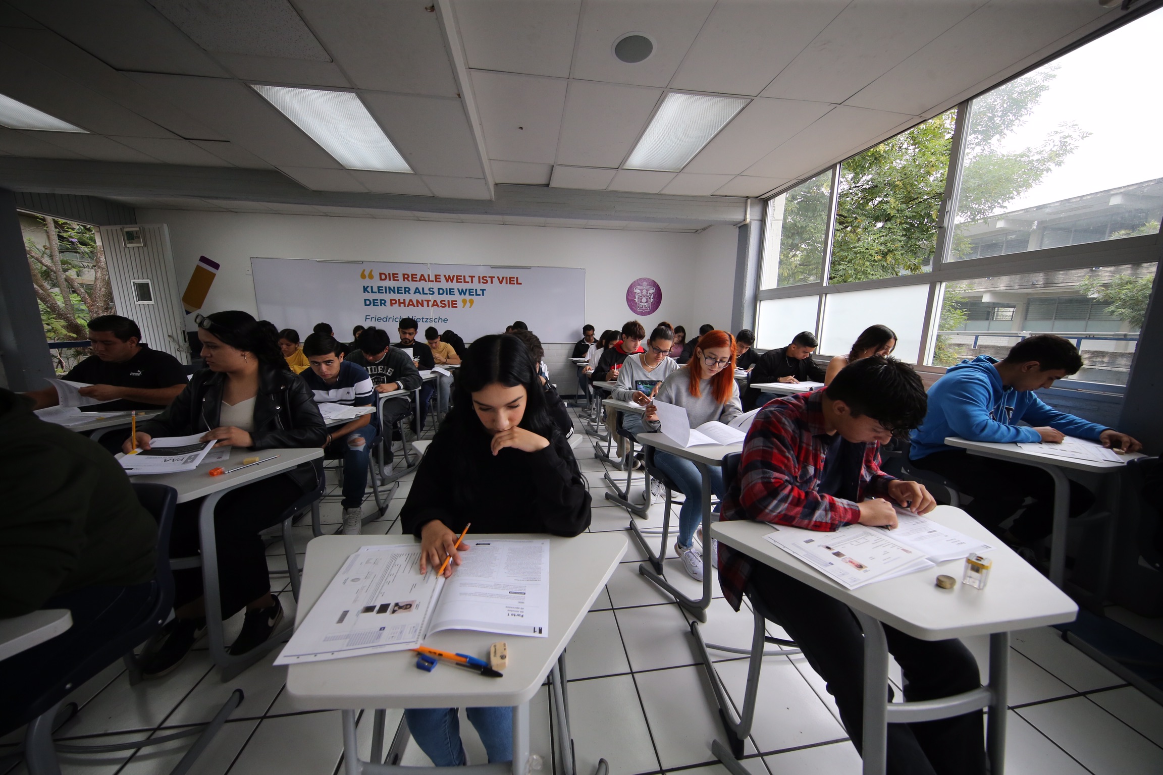 aspirantes en examen de admisión a licenciatura