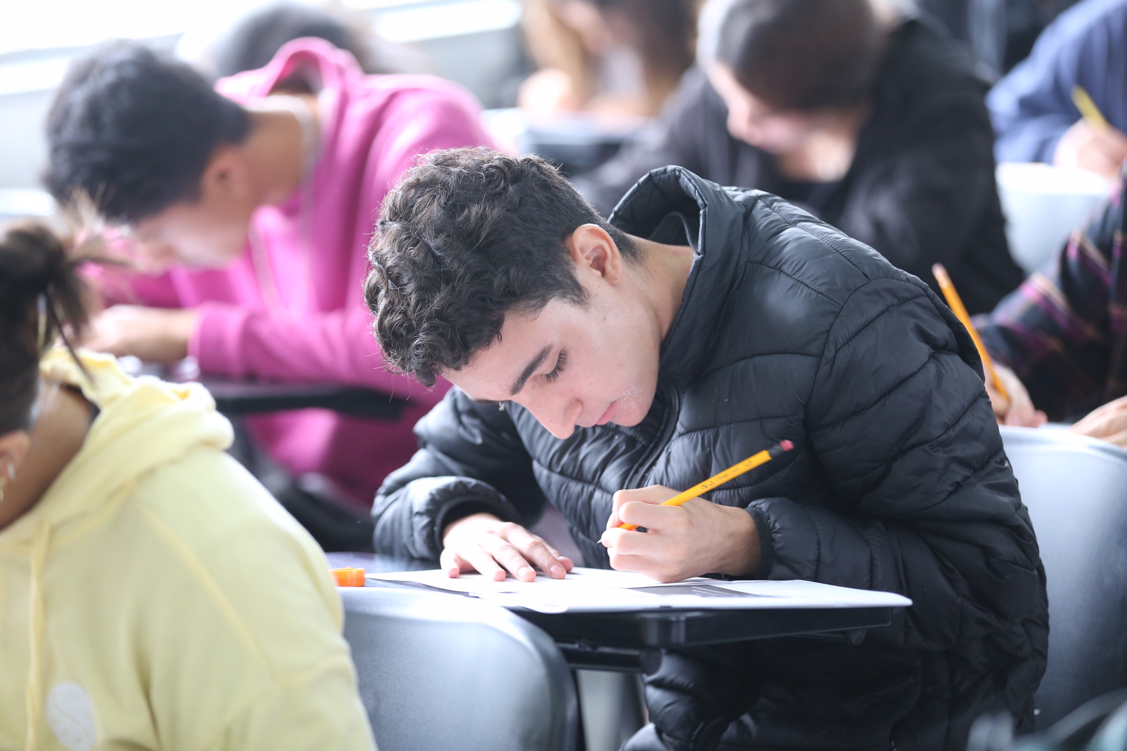 aspirantes en examen de admisión a licenciatura