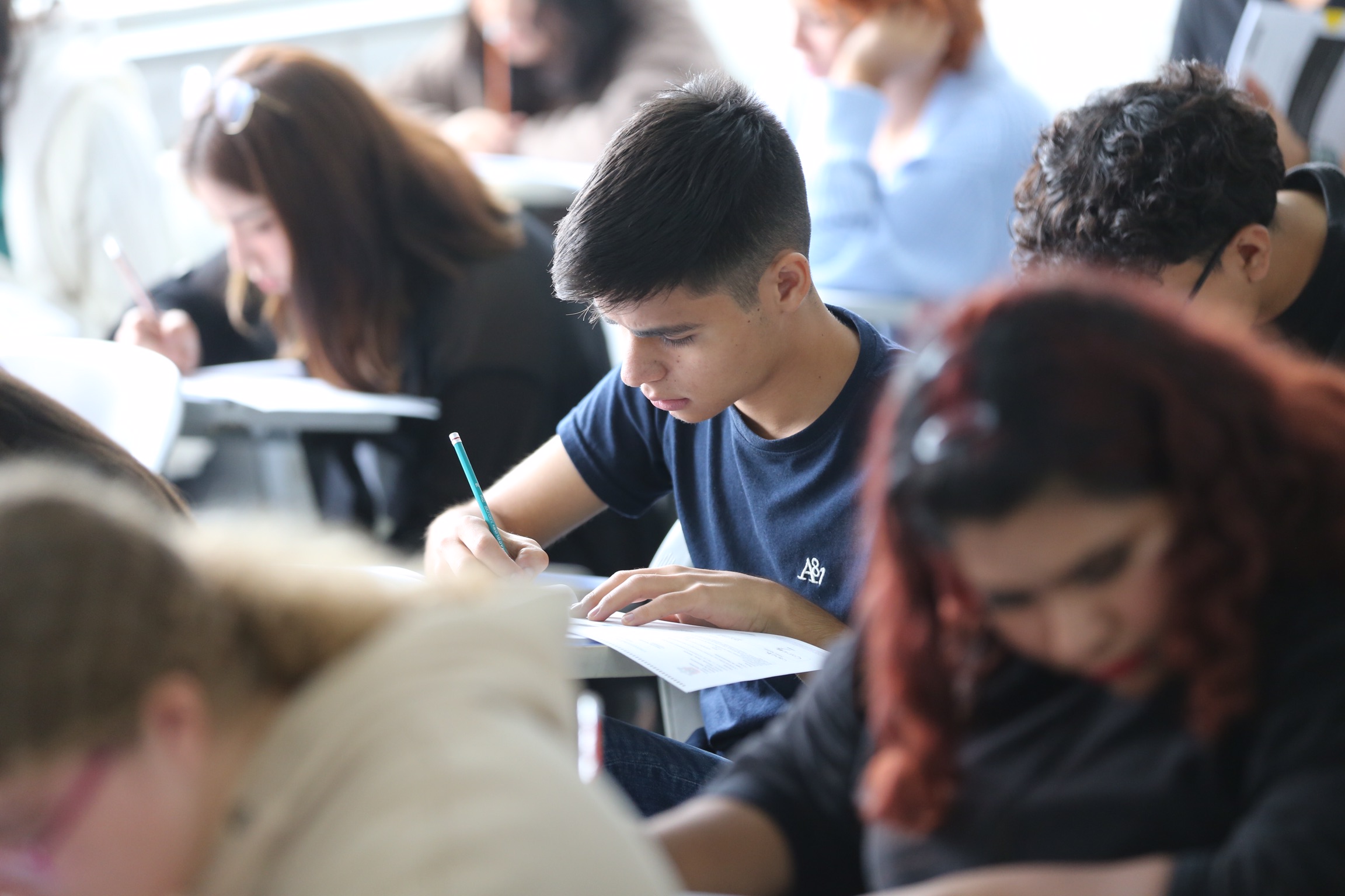 aspirantes en examen de admisión a licenciatura