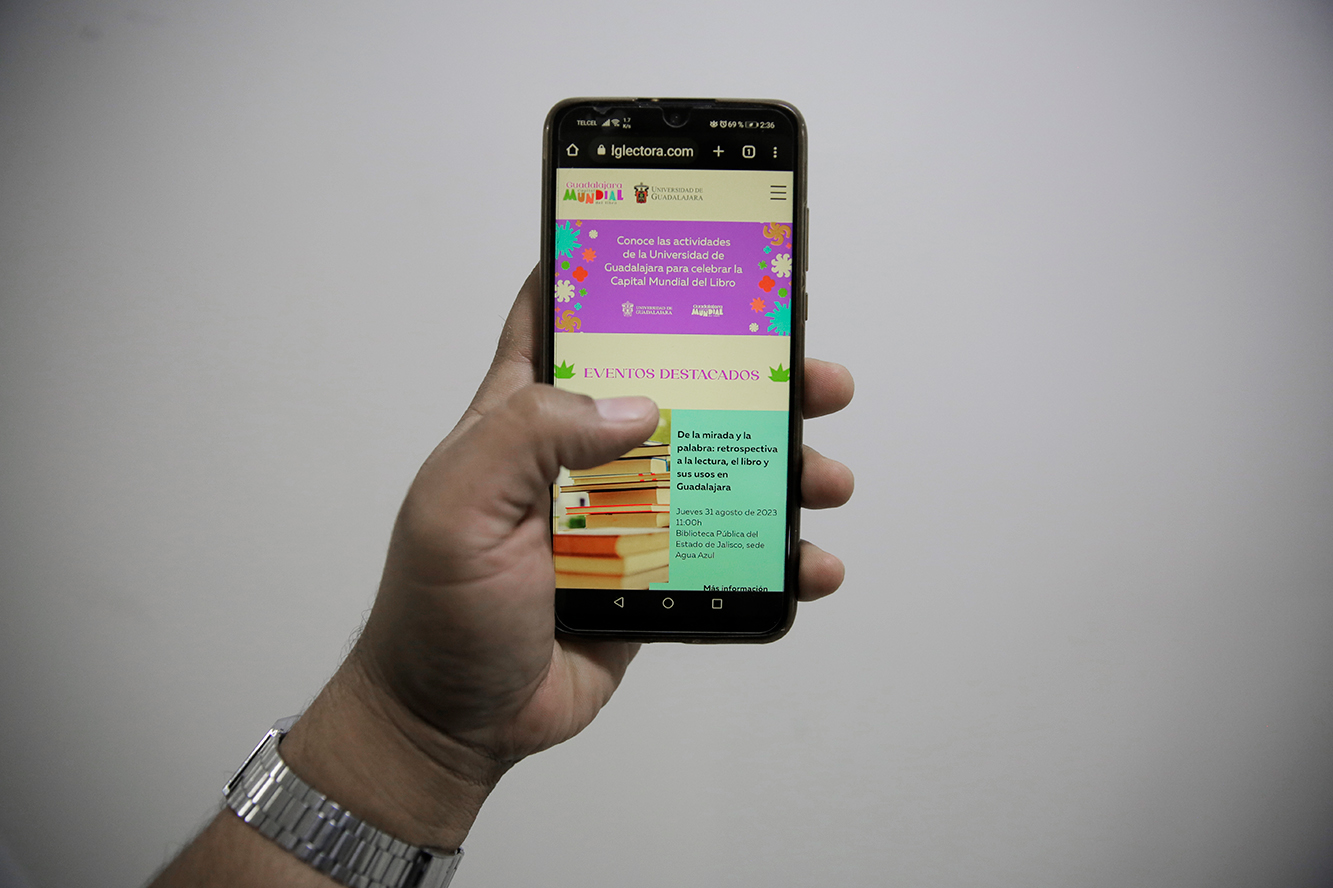 Persona sostiene celular mostrando aplicación