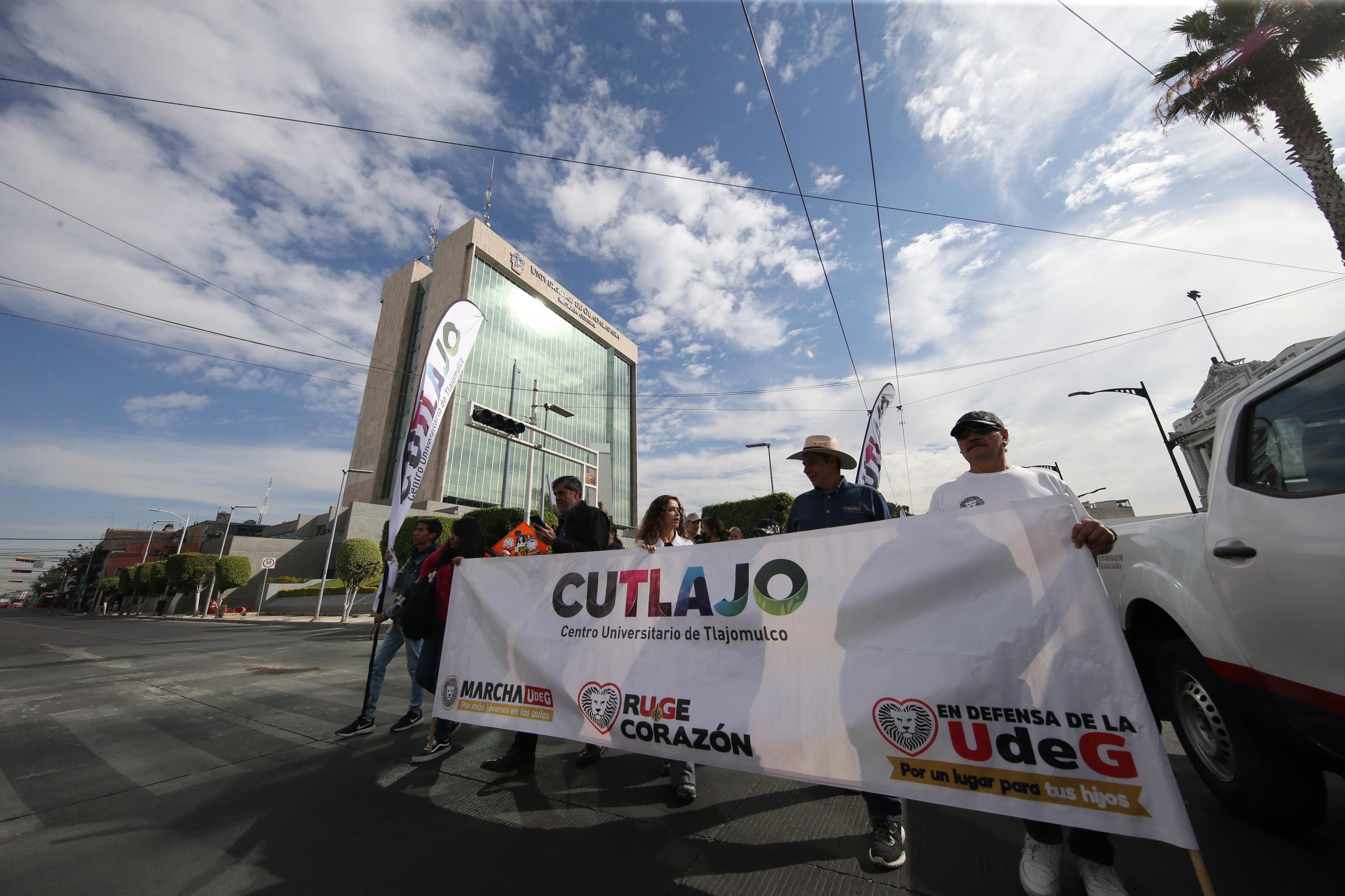 Participantes en contingente caminata por la autonomía Caminata por la Autonomía, la Educación y la Salud