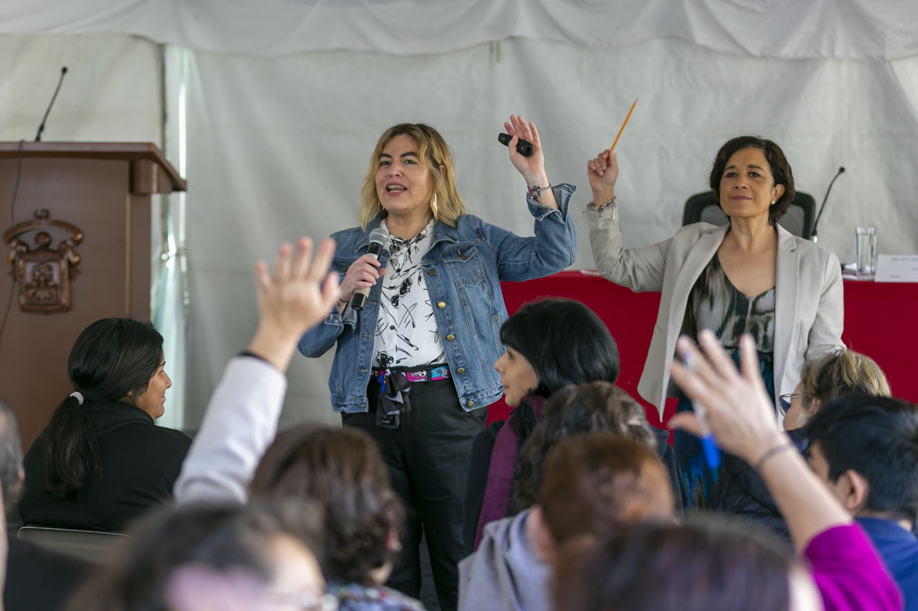 Expositora frente a asistentes