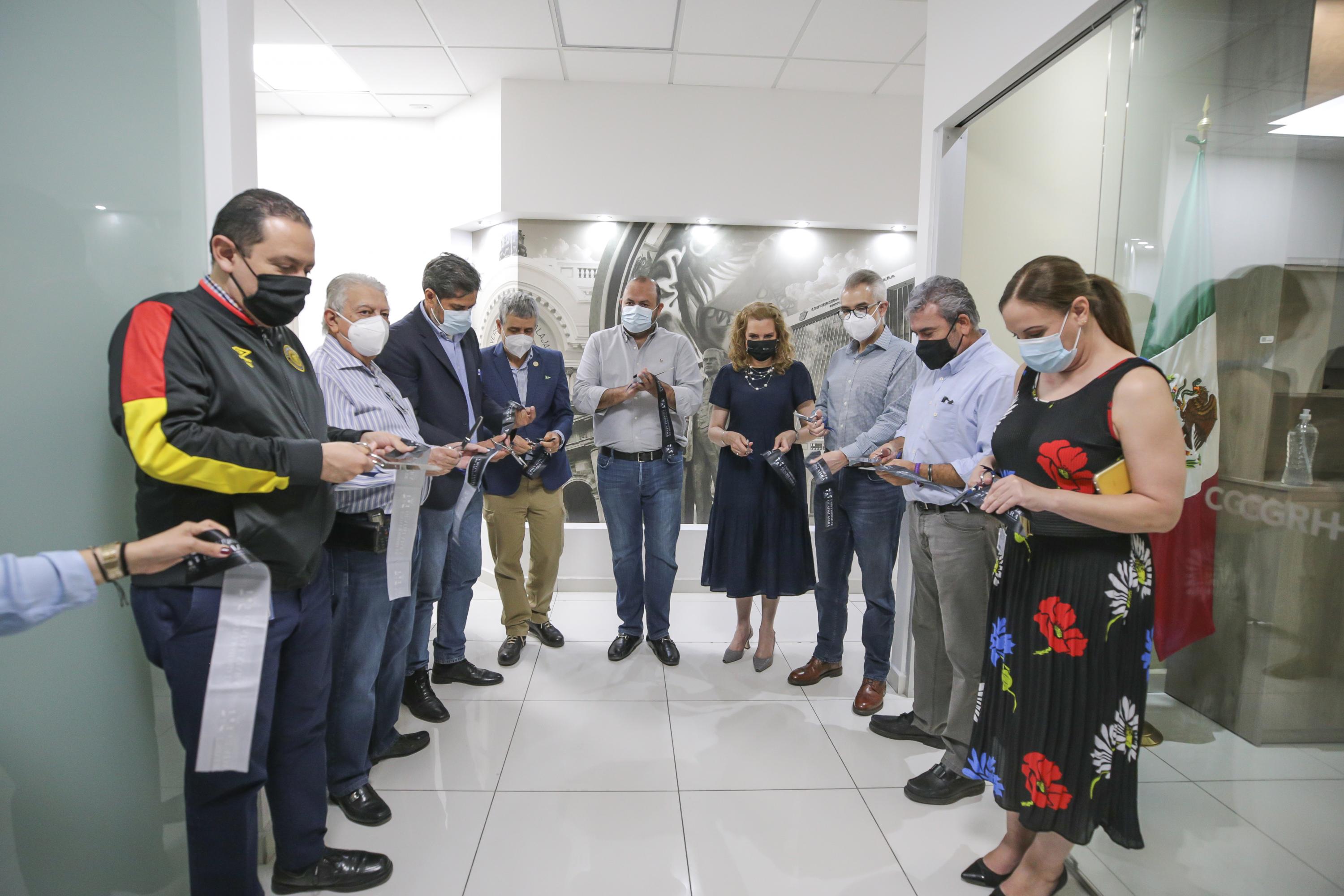 Autoridades del evento en corte de listón
