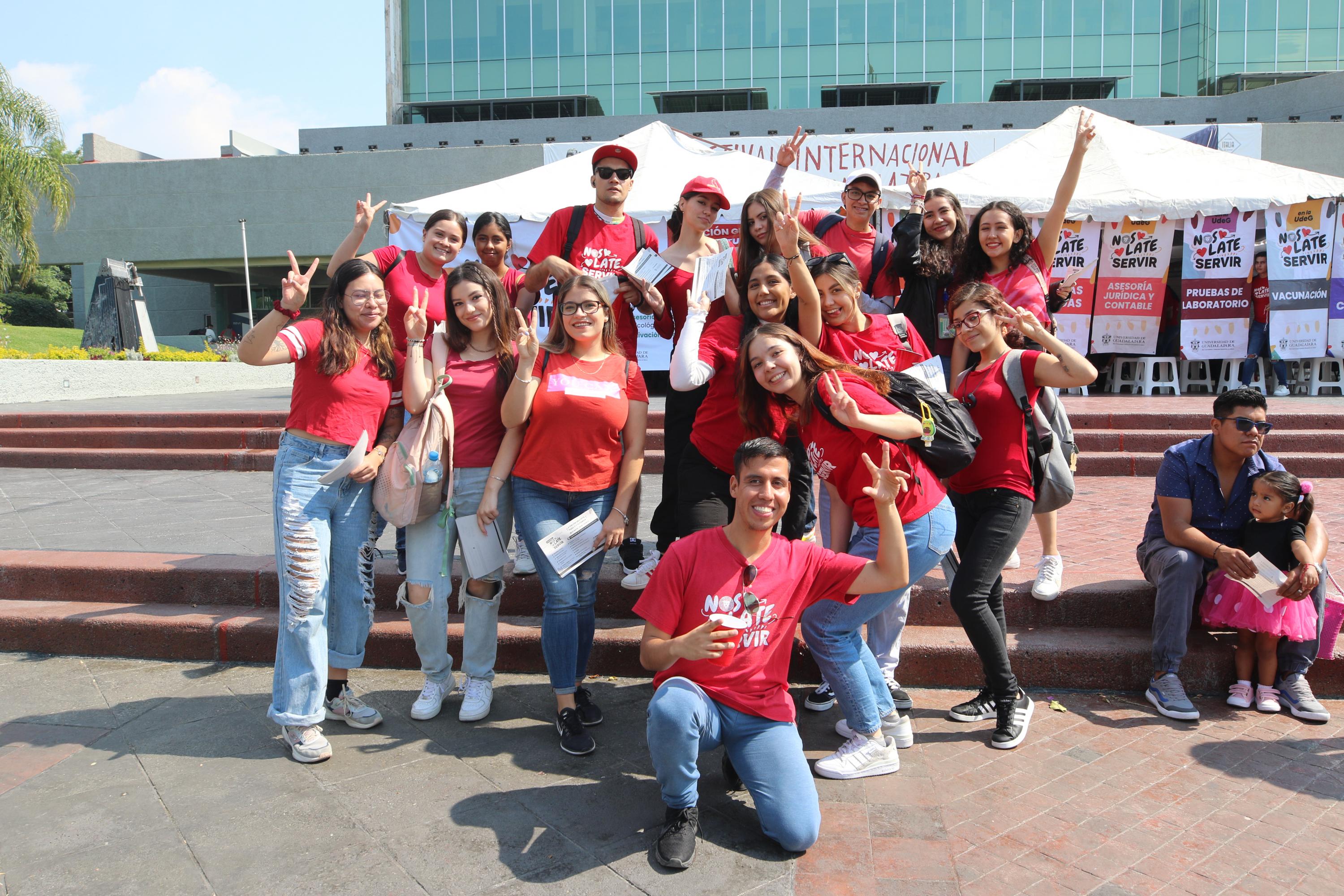 Participantes de Brigadas Multidisciplinarias Nos Late Servir en Explanada del edificio de Rectoría General de la UdeG