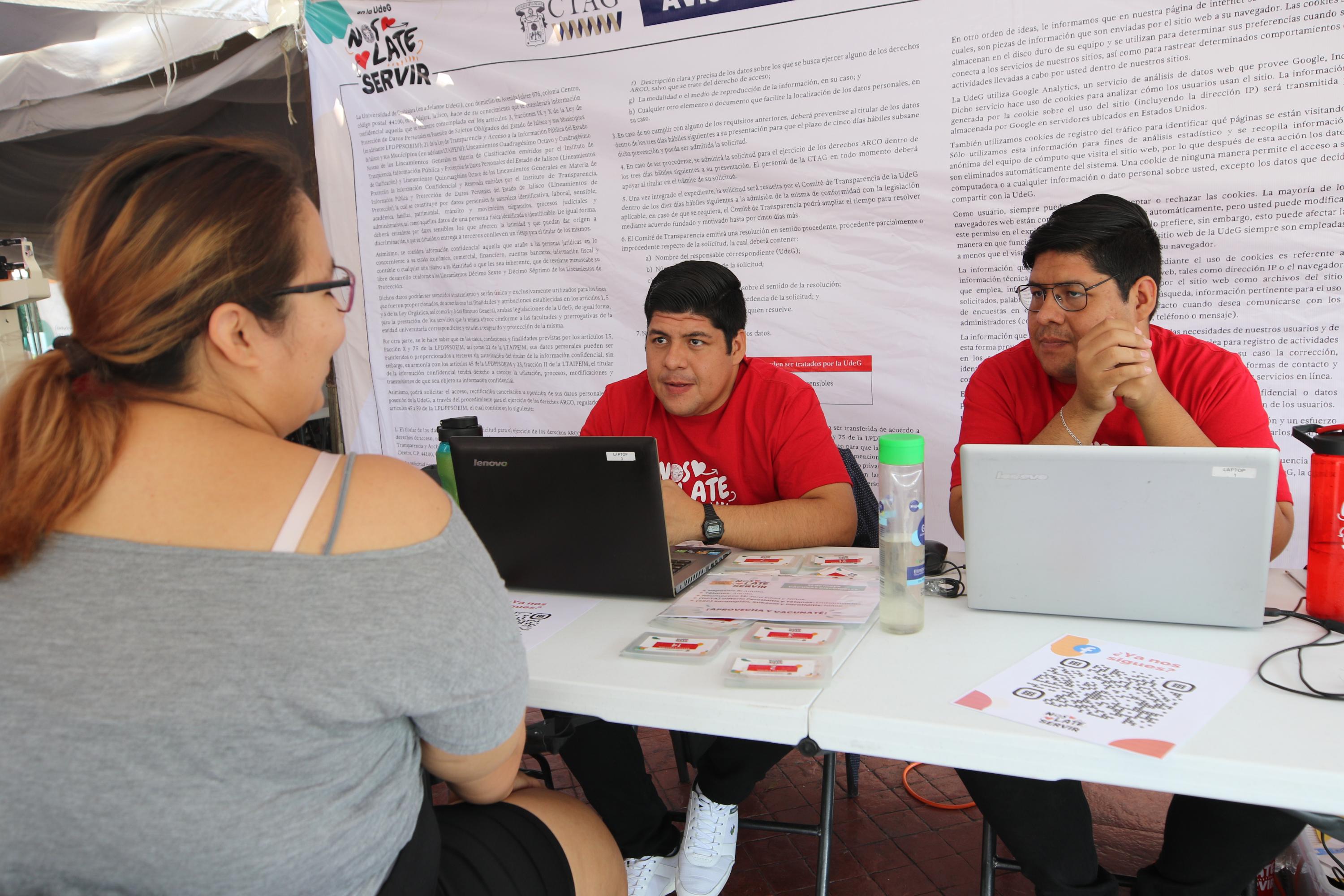 Participantes de Brigadas Multidisciplinarias Nos Late Servir atiende paciente