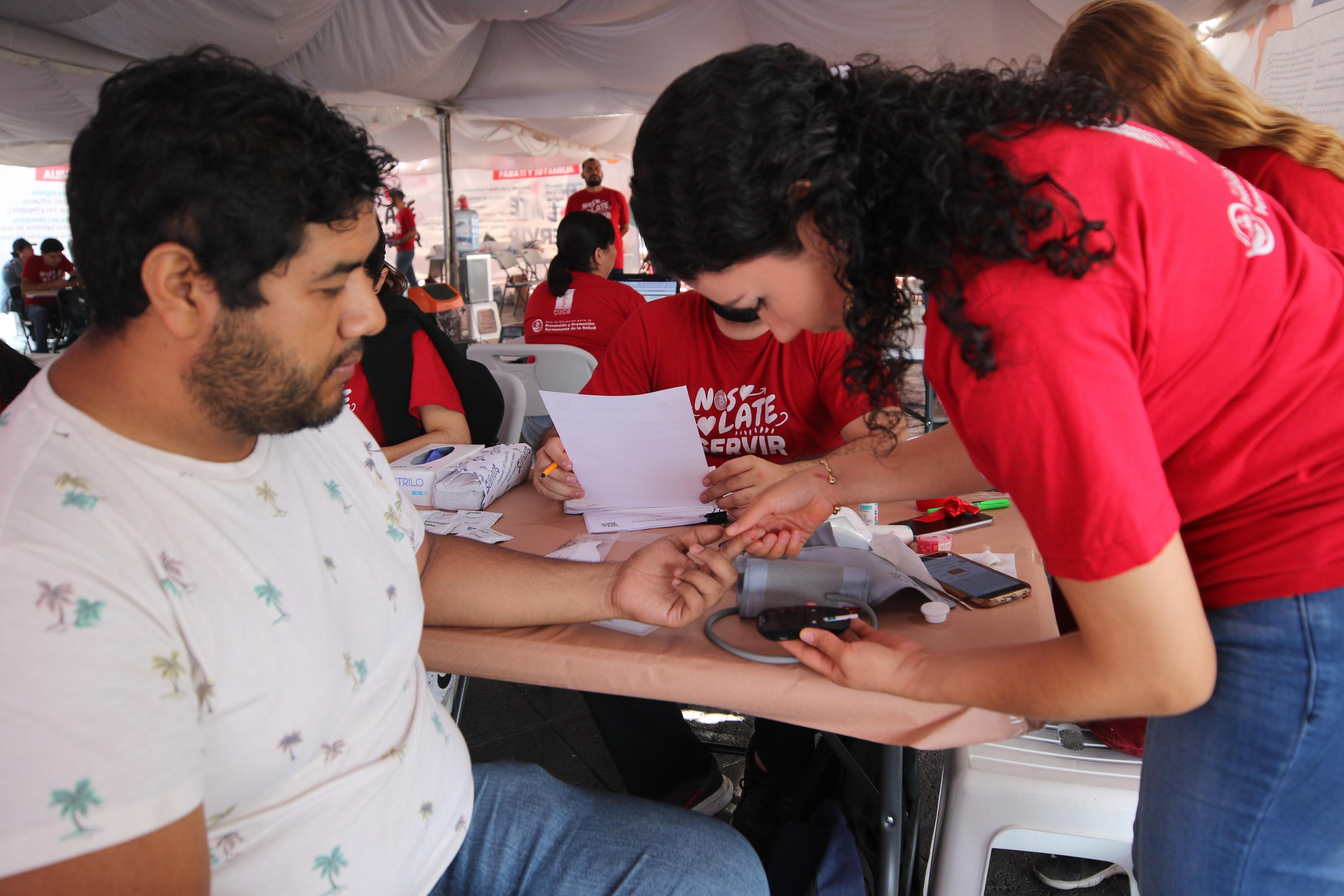 Participantes de Brigadas Multidisciplinarias Nos Late Servir atiende paciente