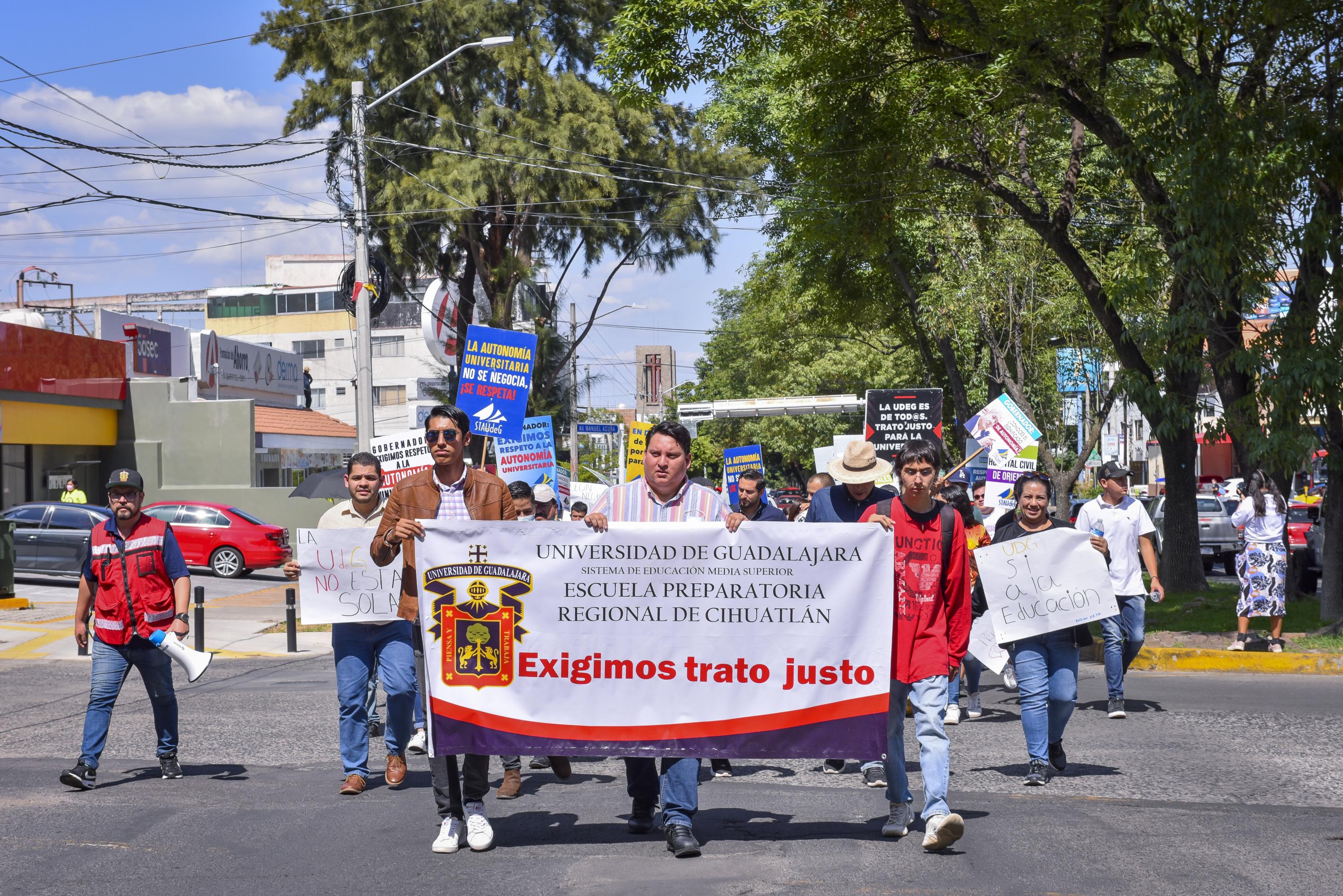 Participantes en contingente marchar por la autonomía y un presupuesto digno para la UdeG