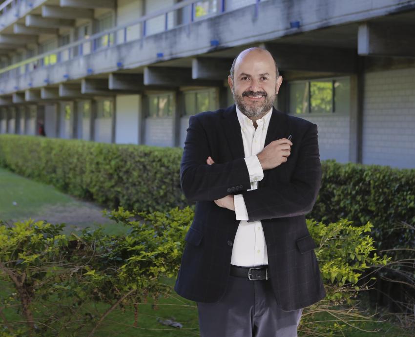 rector general de la Universidad de Guadalajara doctor Ricardo Villanueva Lomelí posando ante la cámara