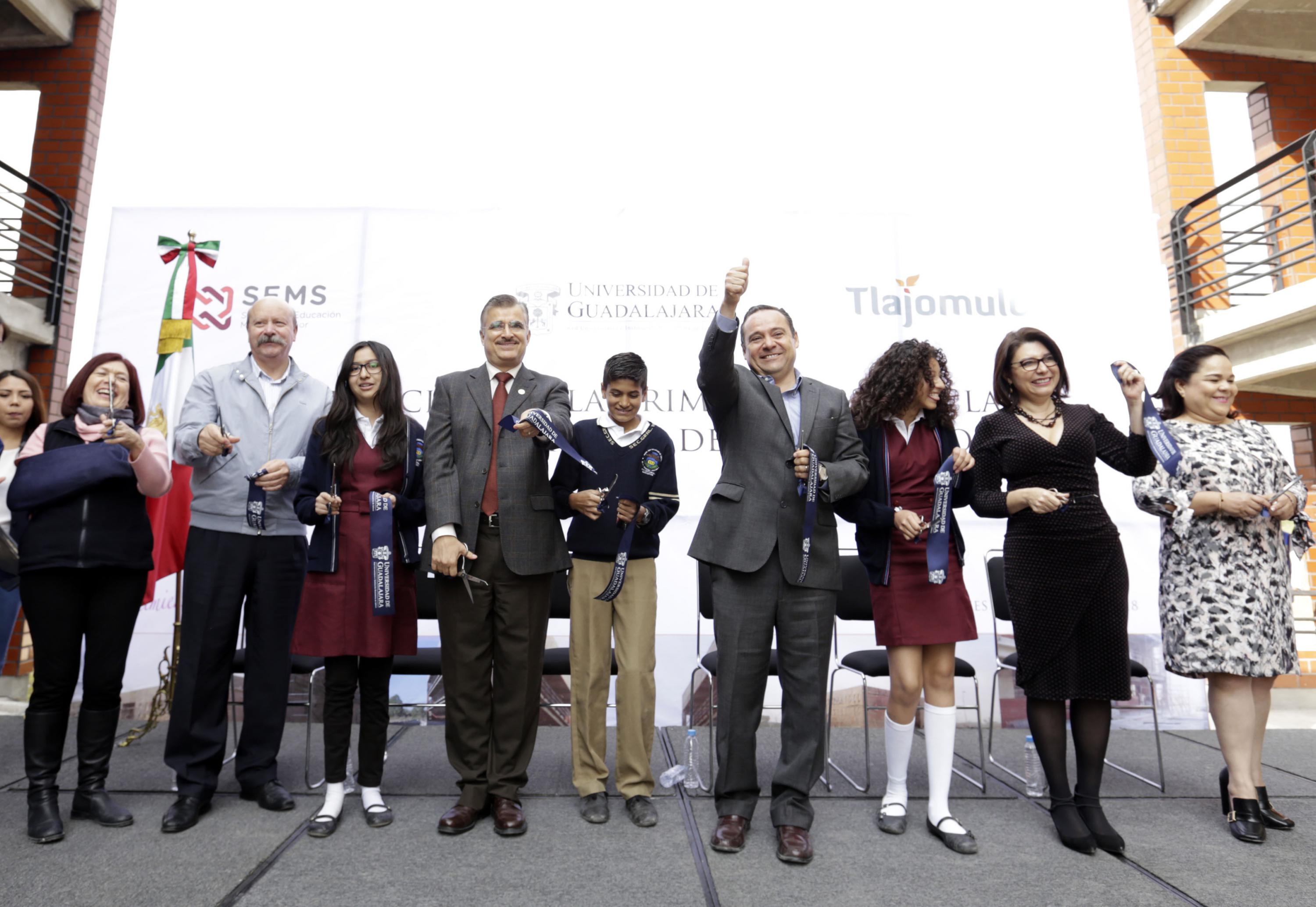 Autoridades en corte del listón de inauguración