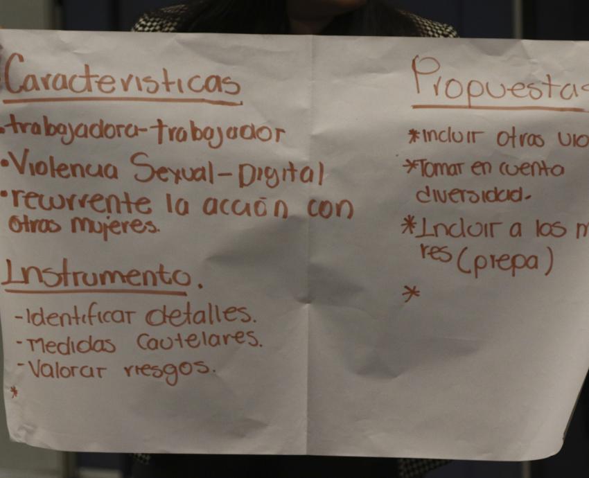 Lámina con información en el sentido del laboratorio de primeros contactos