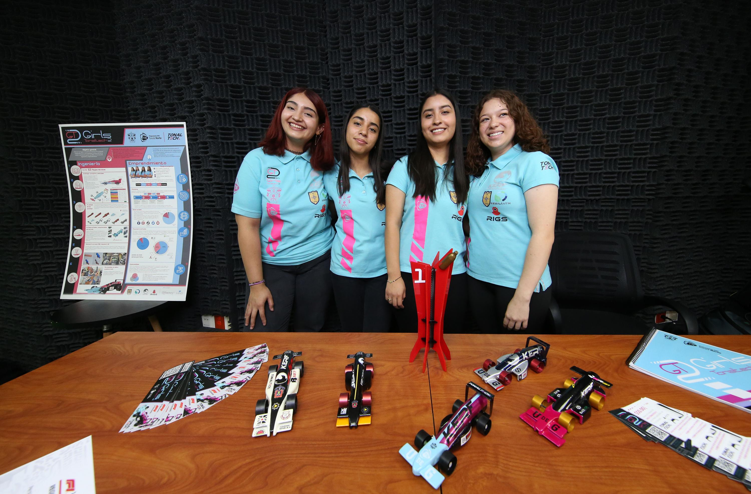 Integrantes de la escudería Girls Tonaltech dos