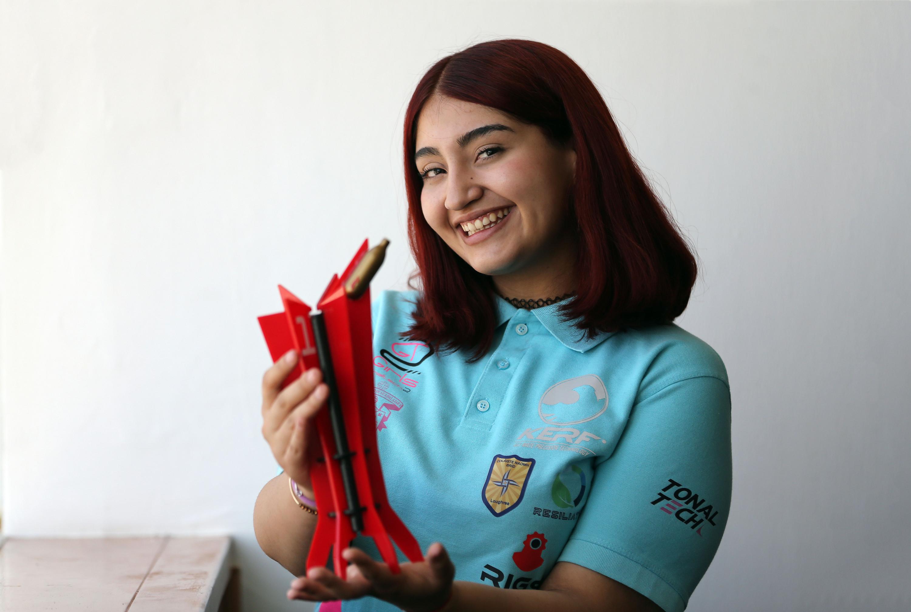 Integrante de la escudería Girls Tonaltech dos con su premio
