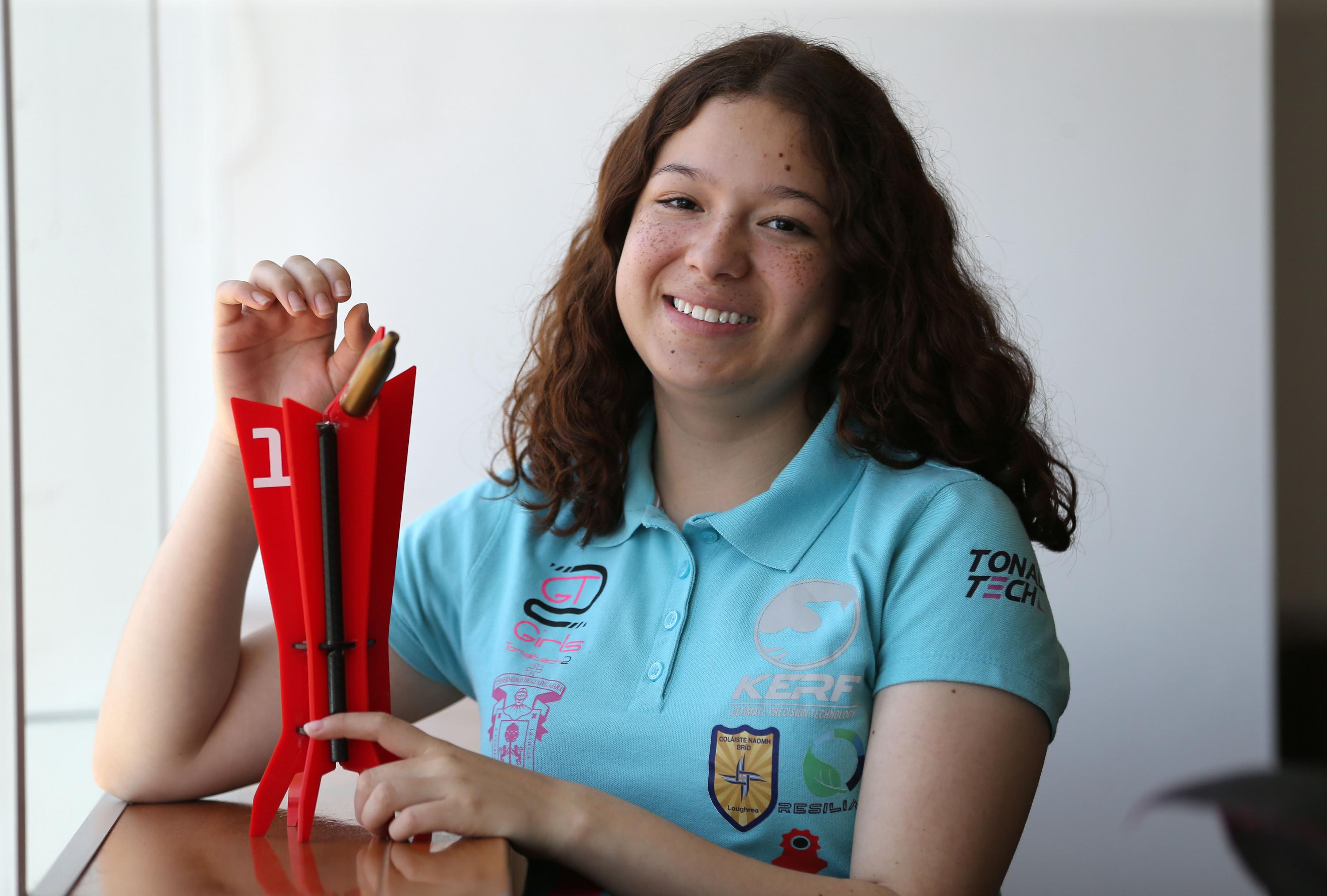Integrante de la escudería Girls Tonaltech dos con su premio